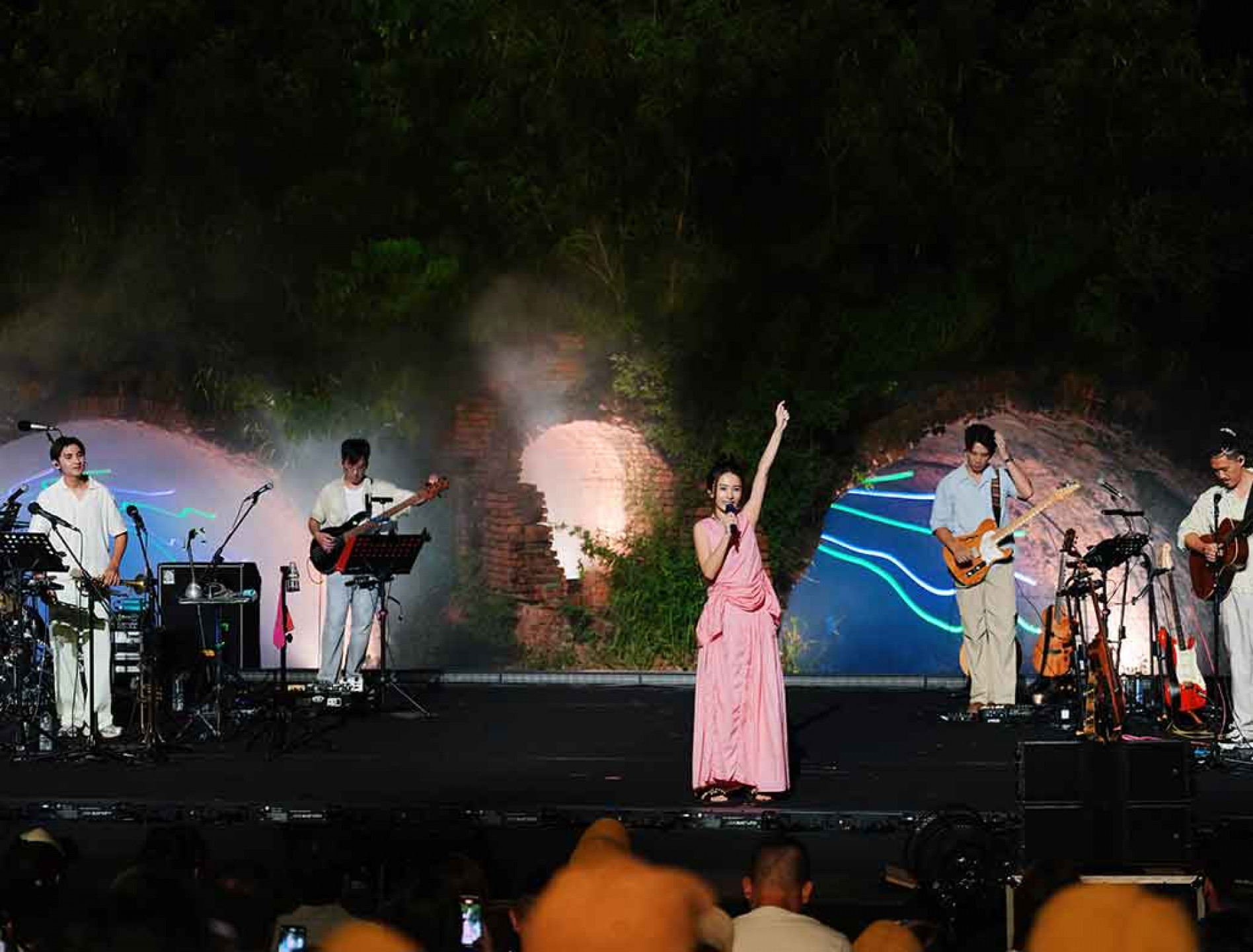 場外依舊聚集了超多聽漏音的朋友,田馥甄對著對面民宿觀眾笑虧:「這應該是小巨蛋黃2C位置,這樣房費是多少錢?」讓全場歡笑聲不斷