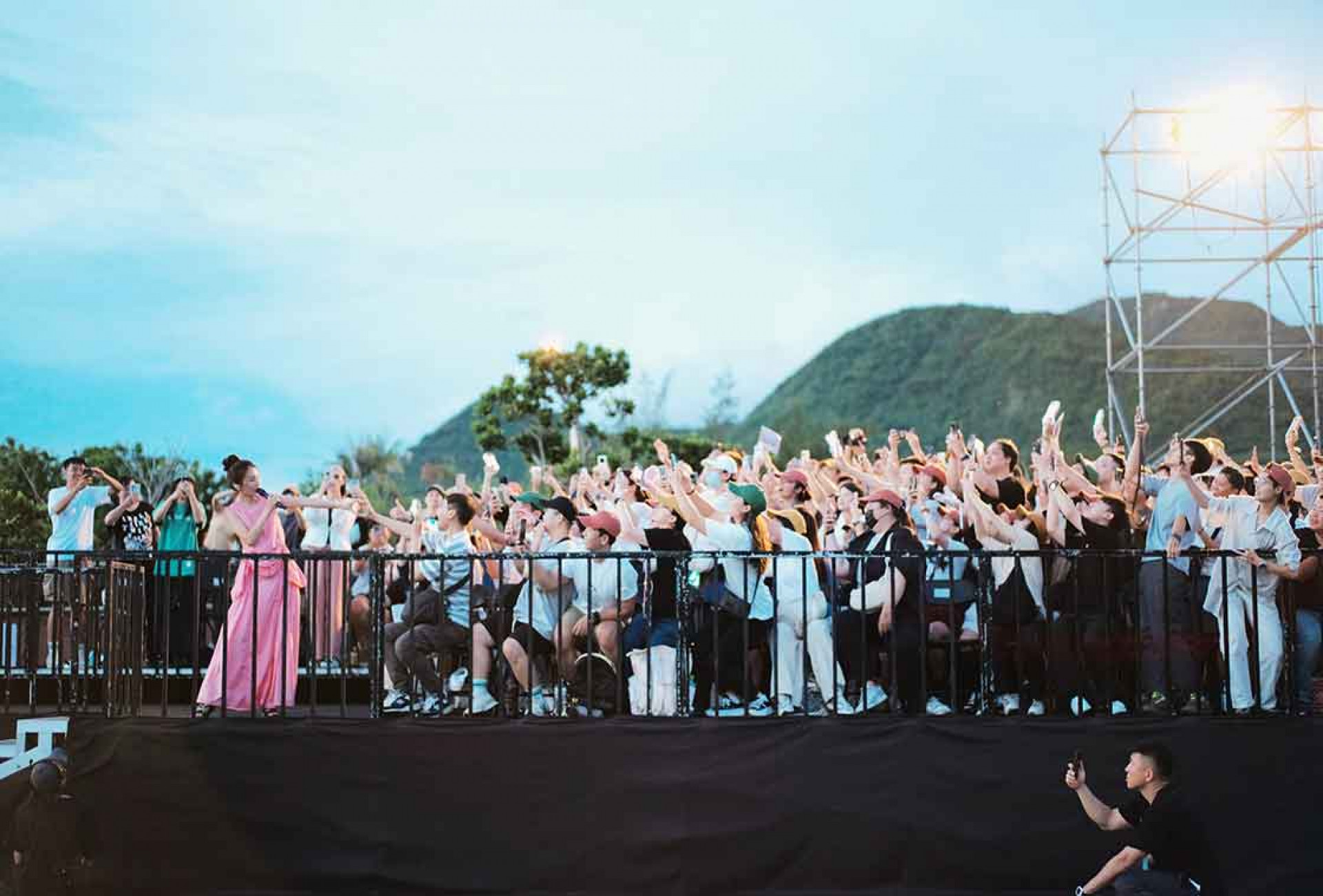 田調至今隨著夏季來臨陽光、氣溫更是直飆,她笑說:「我快變成黑妞,膚色很難得來到這個色階,覺得很貼近大自然的感覺。」