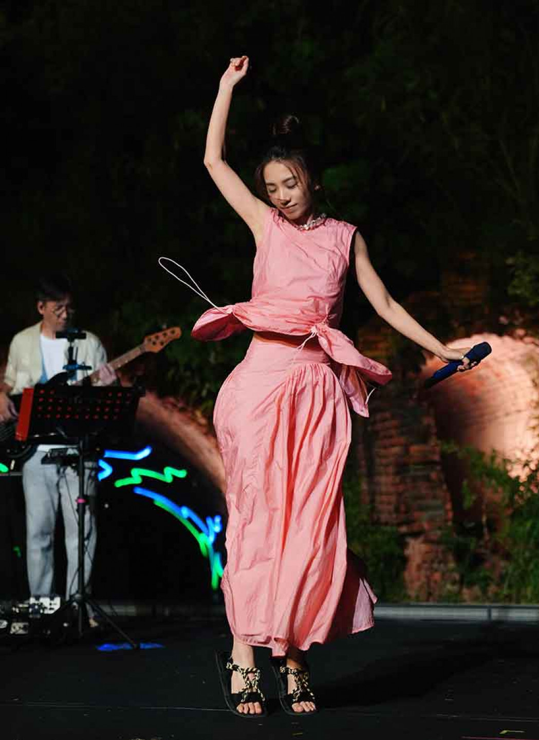 田馥甄在台上盡情享受、恣意旋轉跳舞,唱到主題曲〈一二三〉時直接跑到台下與粉絲們互動合唱,左右來回奔跑讓她自嘲是唱跳歌手:「蹦跳到噴汗,田調每件衣服都是泳衣,因為跟泳衣一樣濕!」