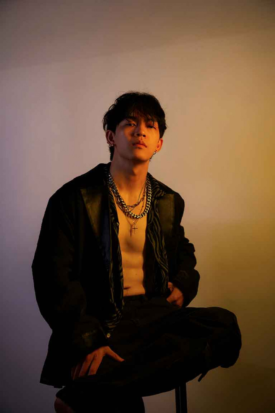 透過 Louey J 的拉丁調性聲線與律動感,擦出跨風格的音樂火花