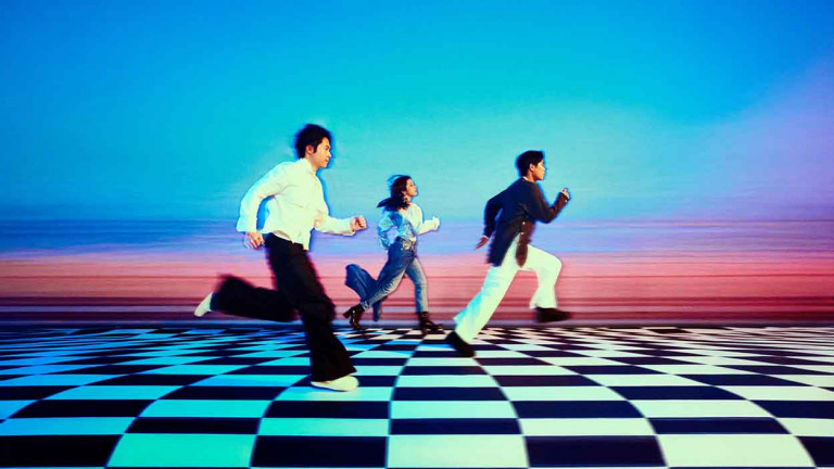 告五人第四張創作專輯《我們就像那些要命的傻瓜》出其不意的黑白格上踩出傻瓜精神夢想之路