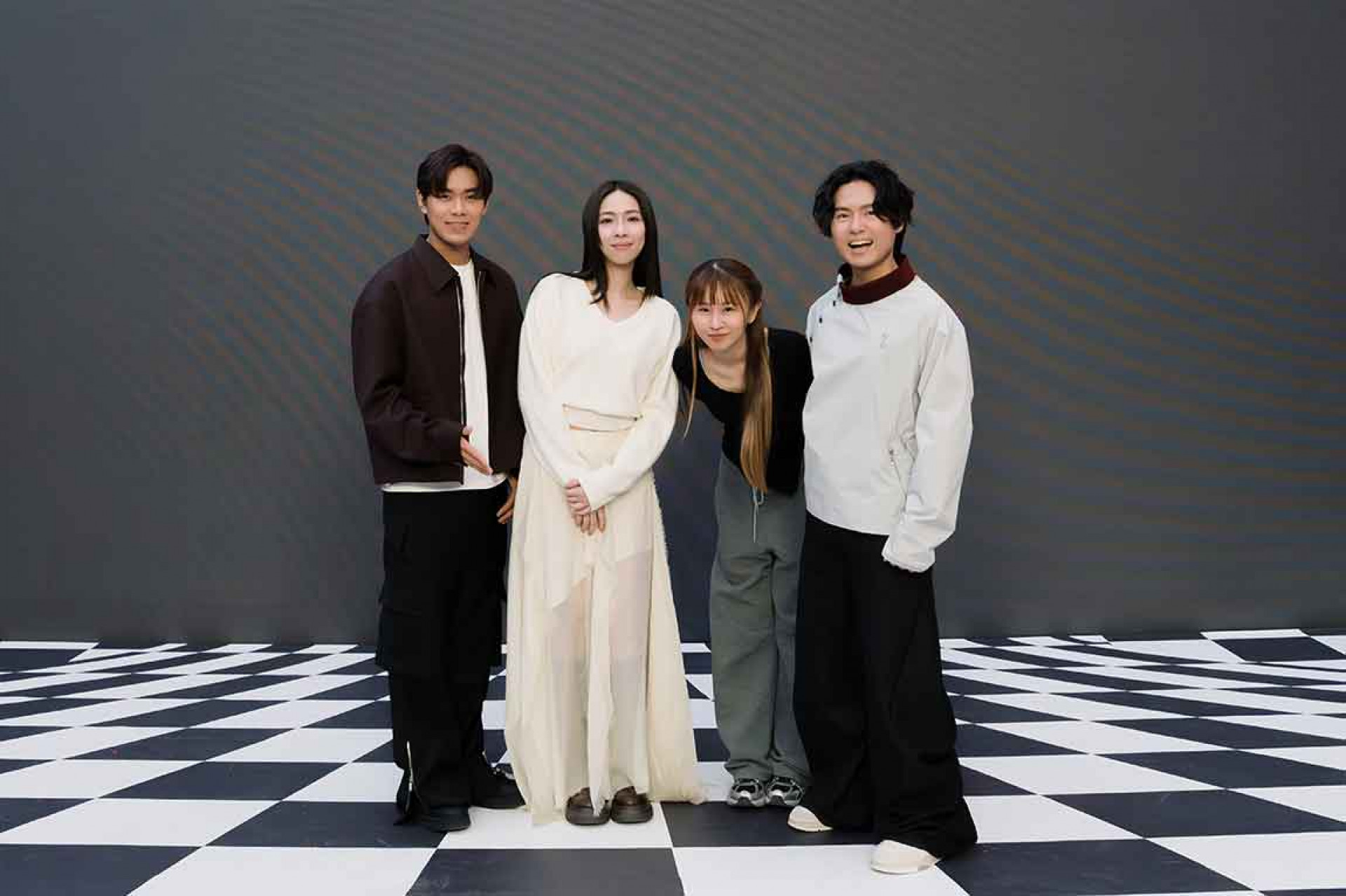 專輯主視覺燈光色彩神搭配 駐日香港攝影藝術家Miss-Bean(右二)一出手讓告五人讚嘆「太強了!」(相信音樂提供)