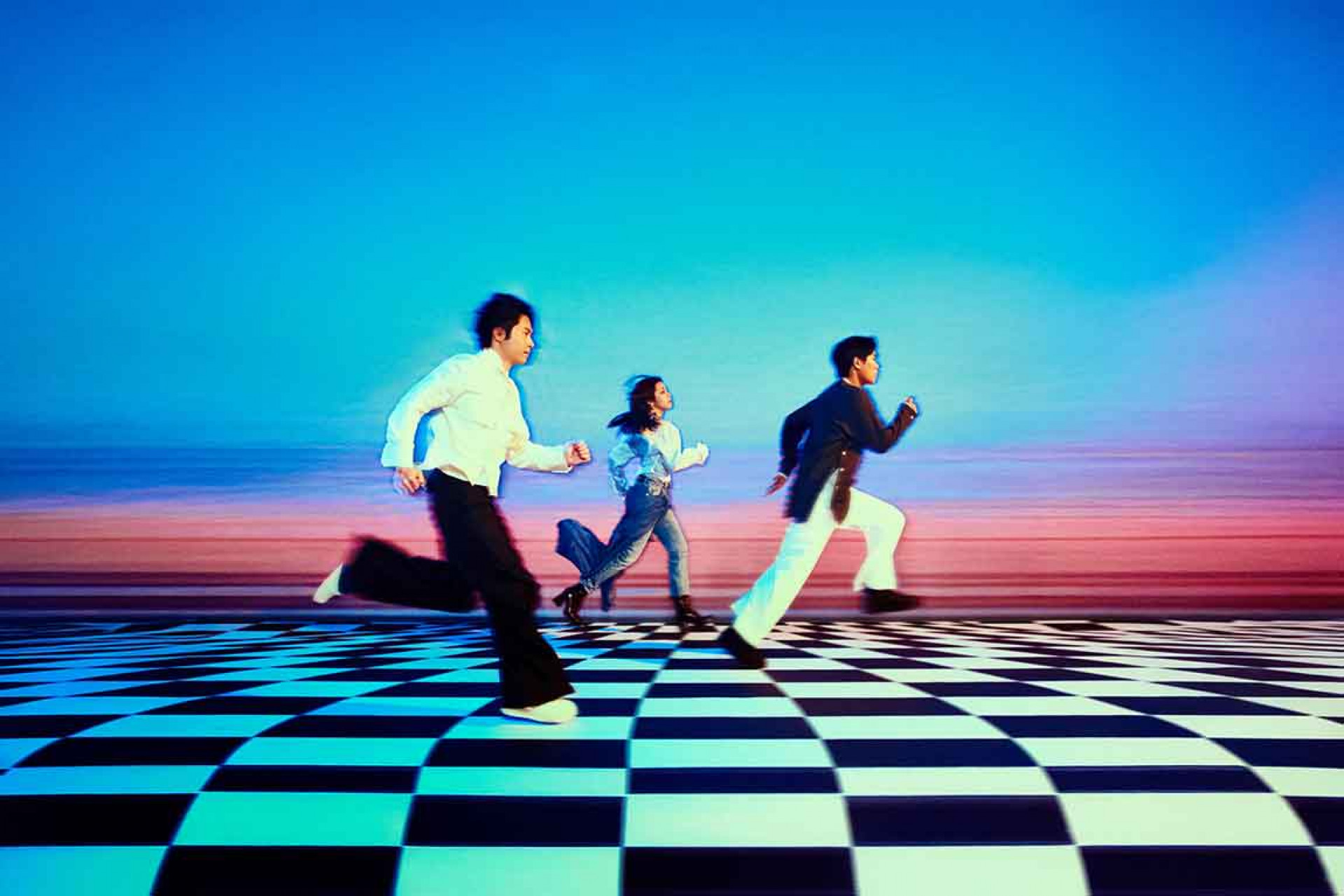 Z世代天團告五人狂奔進入異想世界 出其不意的黑白格上踩出傻瓜精神夢想之路(相信音樂提供)