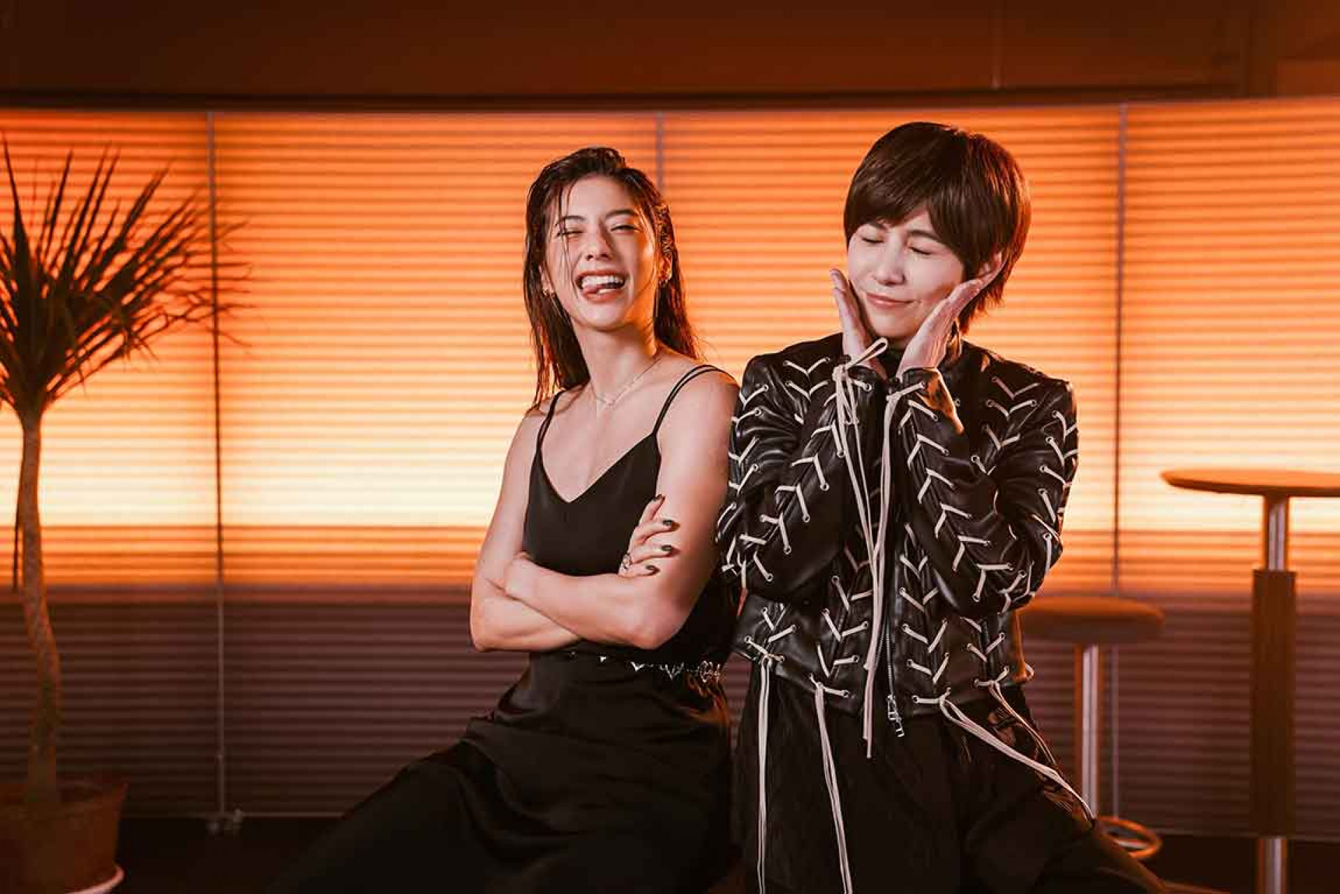 瑪席丹演出酷帥調酒師 小魏化身未來傭兵 同為金牛座的兩人 拍攝現場相談甚歡