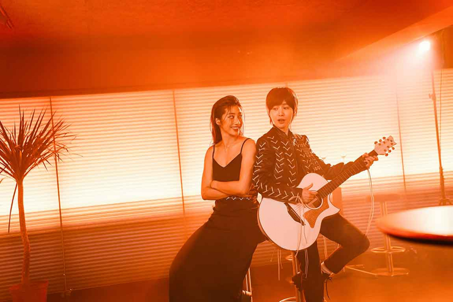 小魏魏嘉瑩再推出邀請瑞瑪席丹客串的〈來生酒吧〉MV