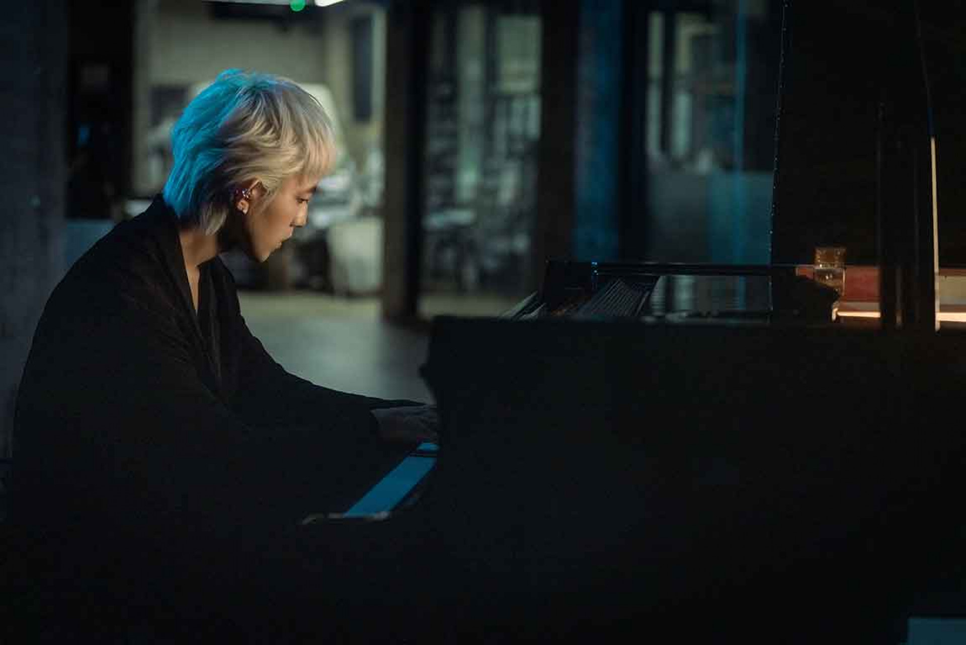 首度在MV中彈鋼琴、嘗試戴耳環造型 希望帶給歌迷驚喜