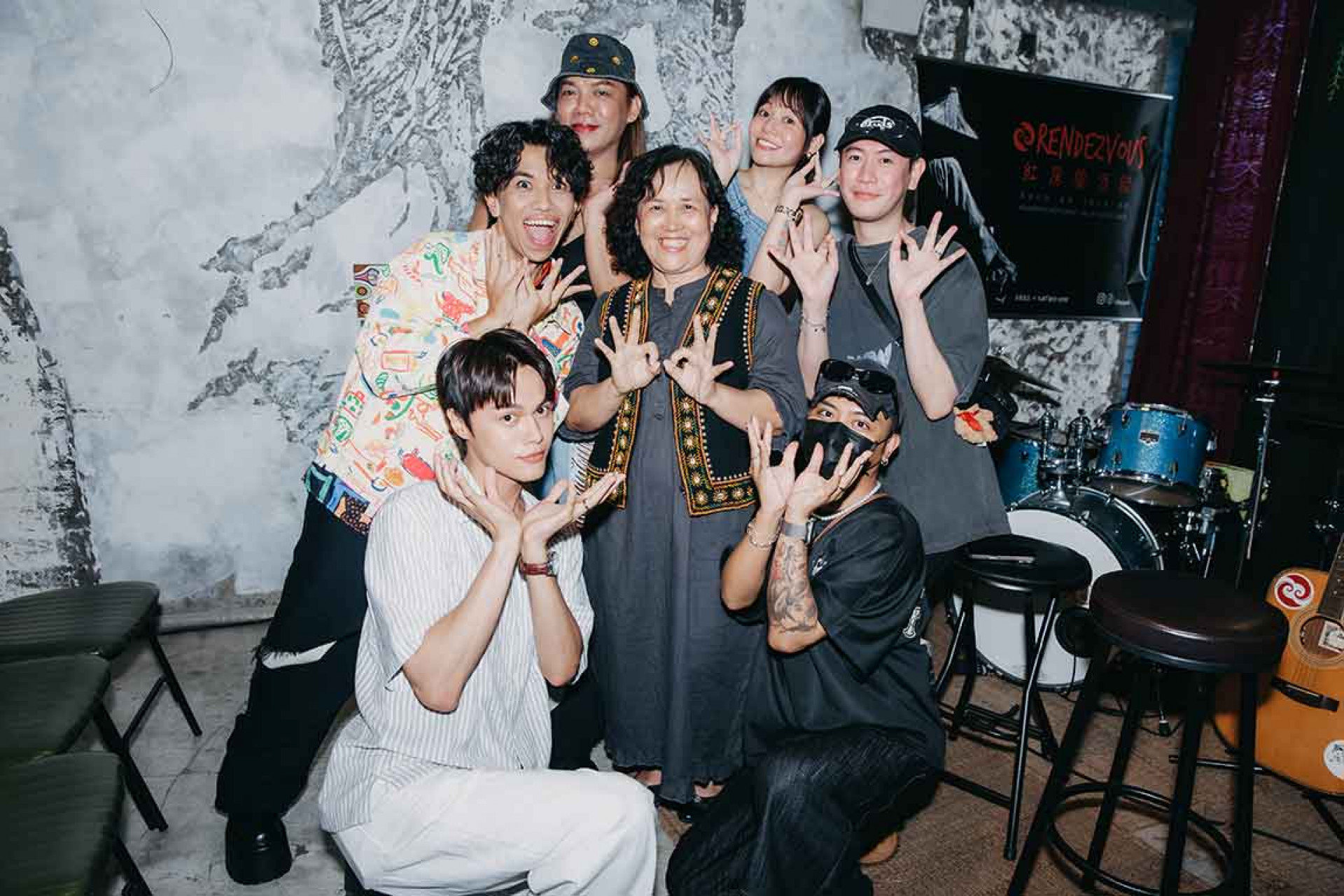 多年搭檔主持好夥伴 drangadrang 薛薛 共同創作〈像很麗〉,與頻道夥伴義氣相挺好友「會贊助拍MV」