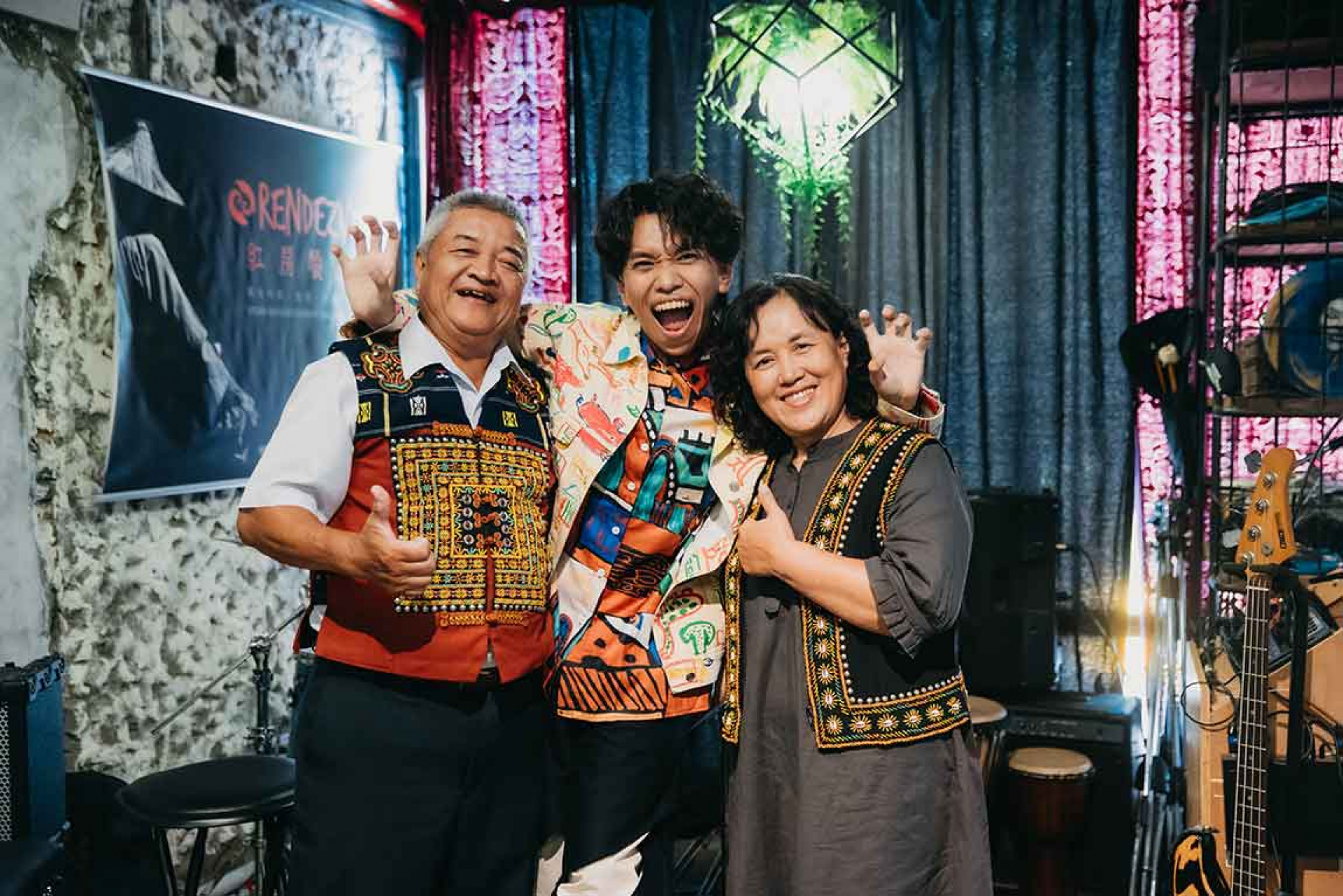 阿拉斯父母溫馨現身,母親劉蓮花擔任族語編譯參與〈老情歌〉錄製,搶聽會搞笑「我明天會紅」