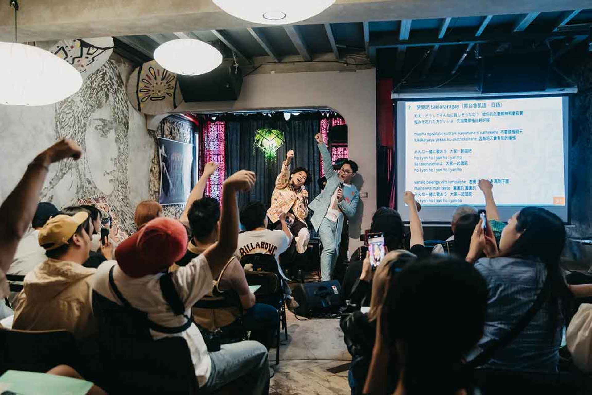 單曲〈快樂吧〉結合魯凱族語及日語歌詞,邀現場觀眾互動創造「日系應援」的氛圍