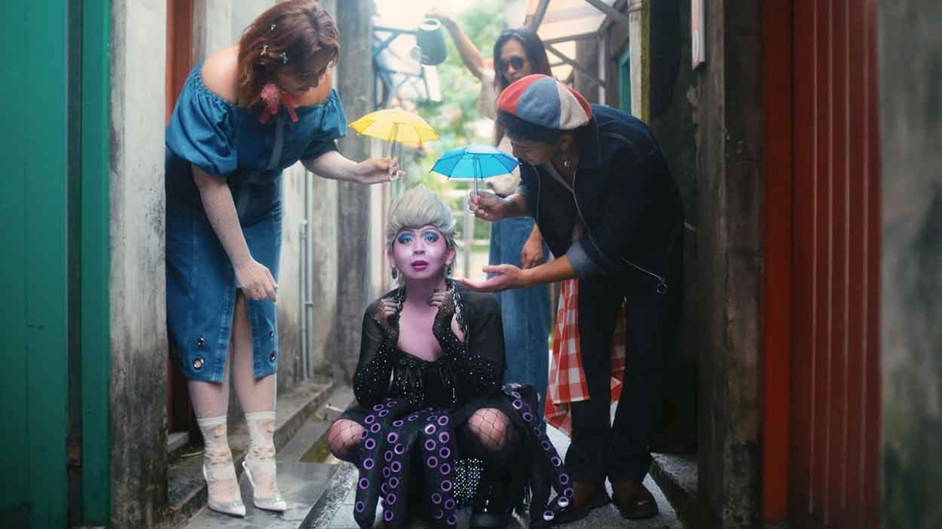 MV中成員納豆飾演烏蘇拉-(照片_哈哈台提供)