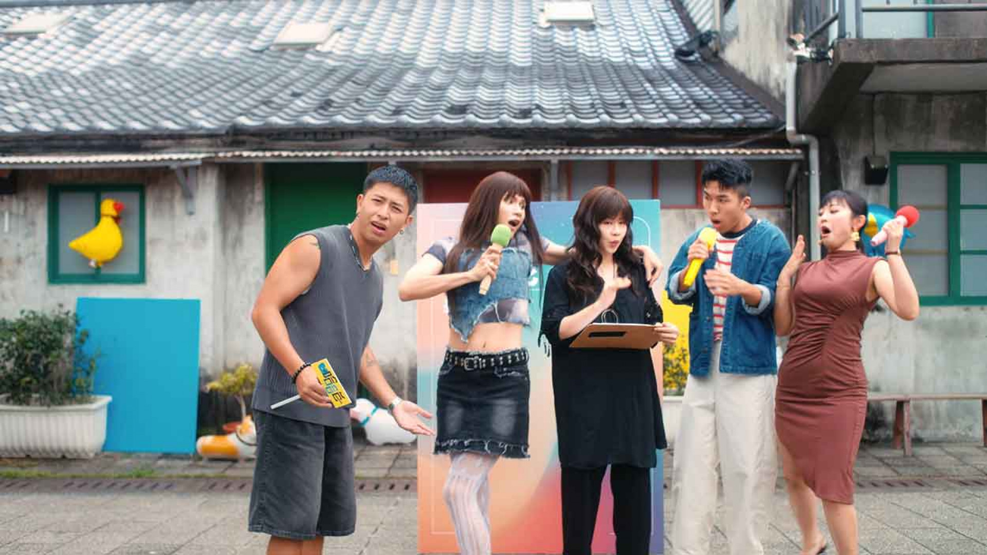 MV經典受訪者與角色(由左至右)女裝金童、唐綺尼(傑尼-飾)、小葉、安安友情客串!(照片_哈哈台提供)