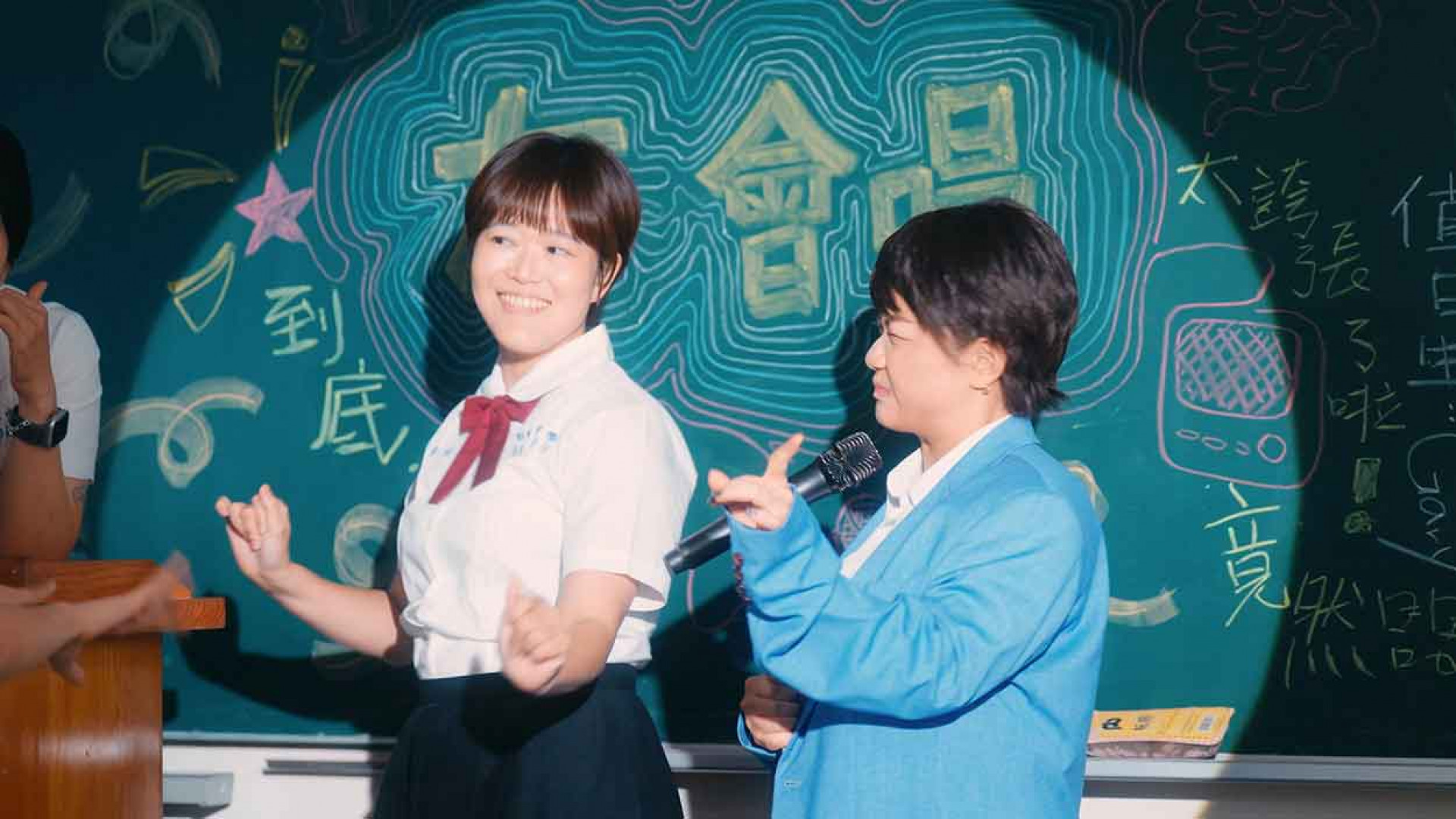 MV藏滿彩蛋,張擎佳(左)、剪接師大美女扮演陶喆(右)友情客串!(照片_哈哈台提供)