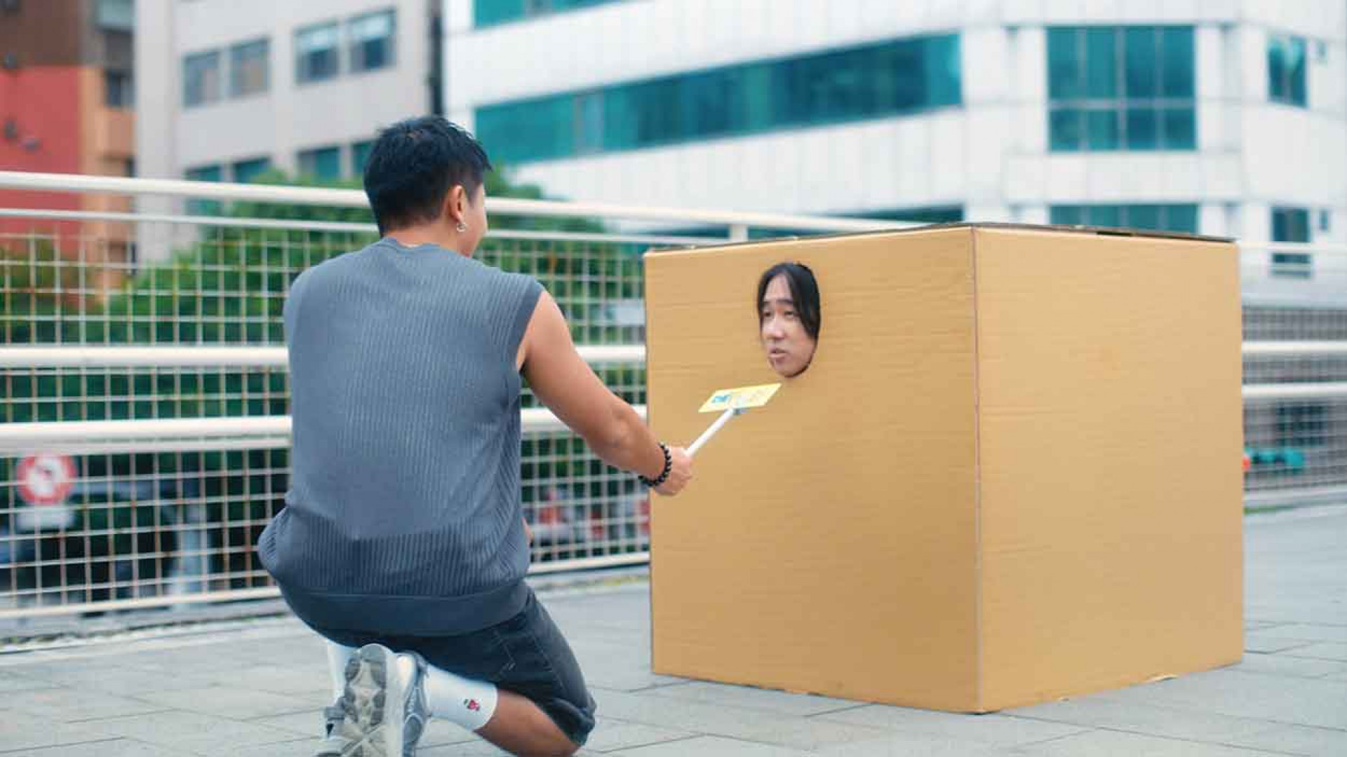 MV藏滿彩蛋,經典受訪者「鄭方型」友情客串!(照片_哈哈台提供)