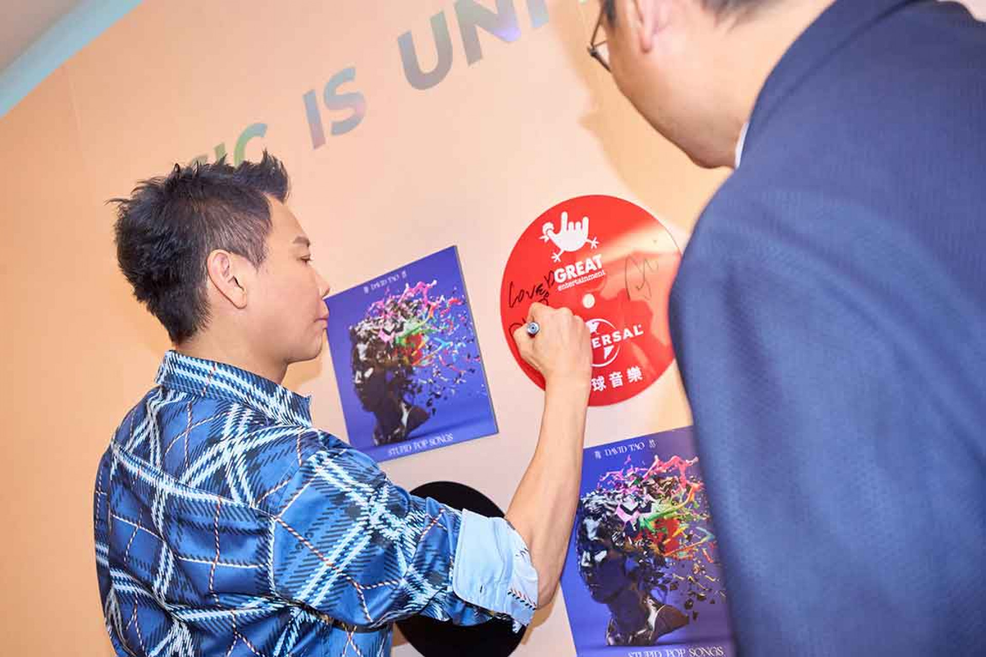 陶喆在象徵合作里程碑的黑膠唱盤上簽名