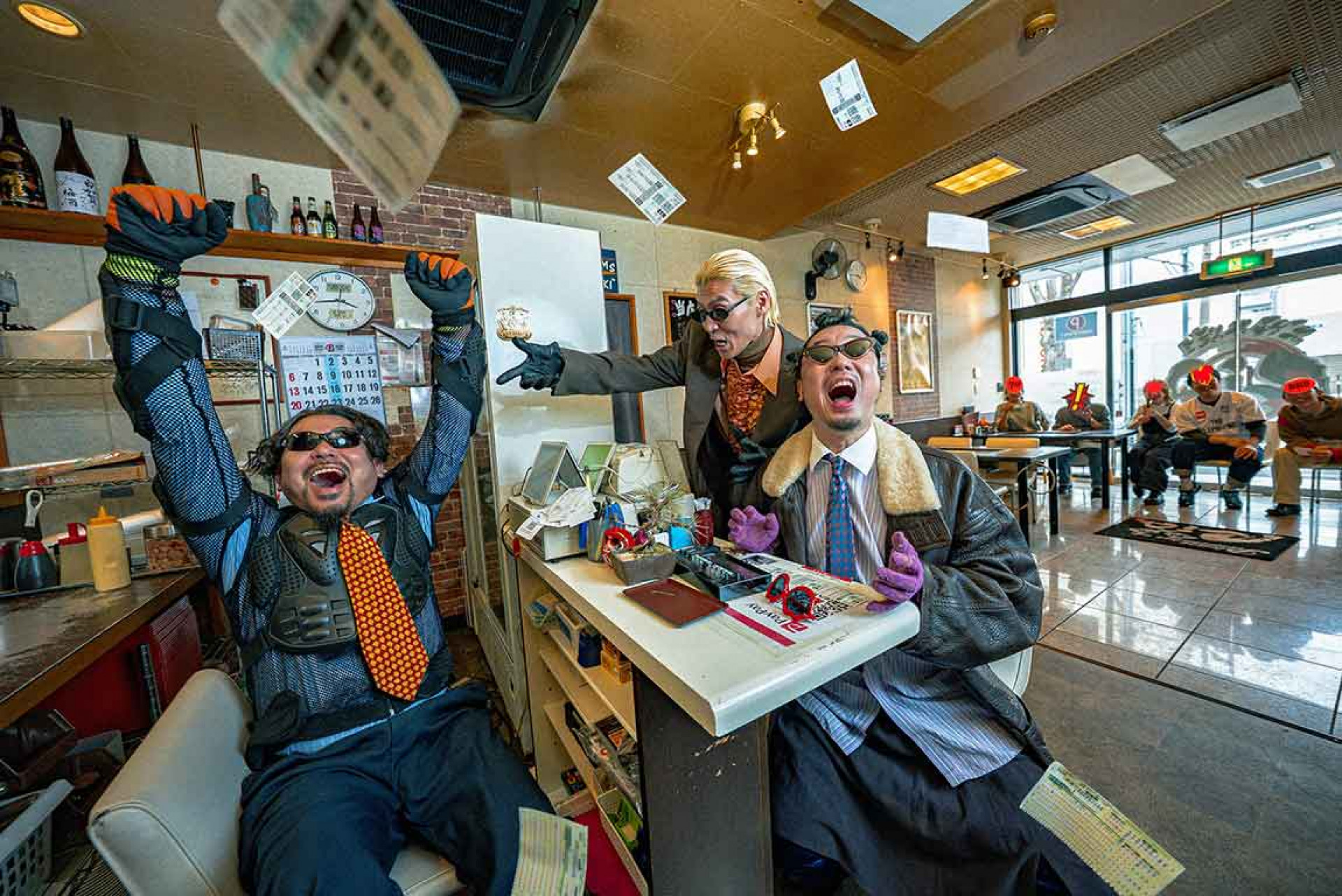 the telephones__左:石毛輝(主唱&吉他)中:岡本伸明(合成器)右:松本誠治(鼓)