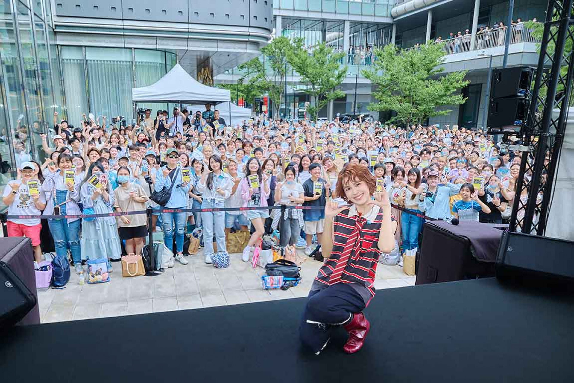 海外粉絲帶數百張專輯 連末日都檔不住粉絲的熱情!