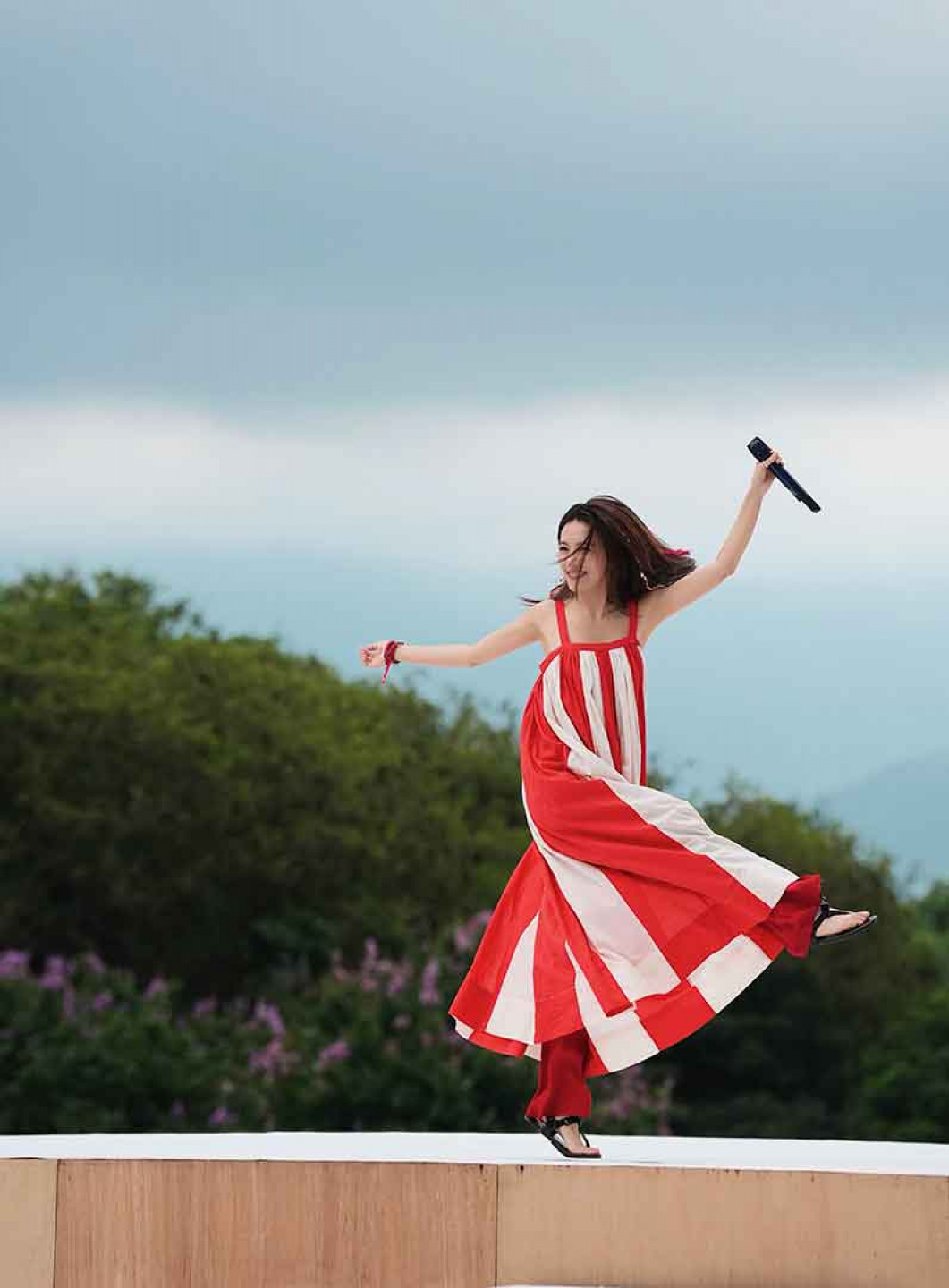 除了圓形主舞台,延伸舞台則是蜿蜒步道,她浪漫形容:「從草地那一端,一路慢慢走著,就像田調有曲折的路程,但你們一路陪著我,在遼闊天地之間唱歌,實在是太幸福了!」--