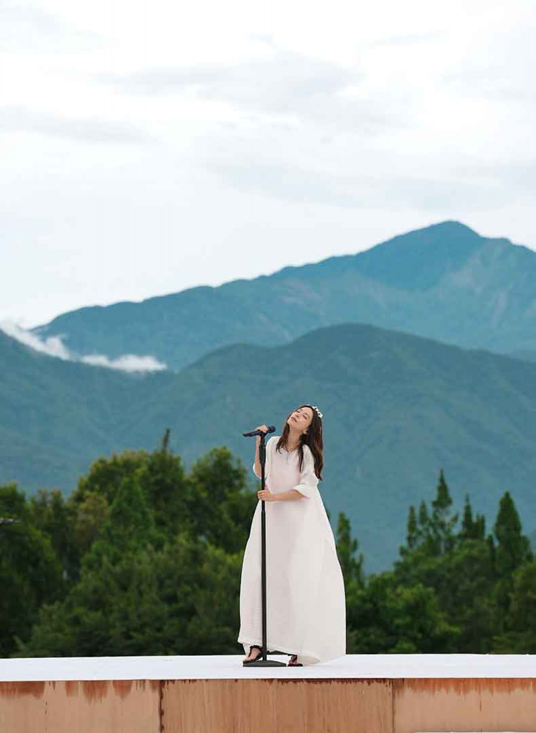 畢業典禮加碼!田馥甄選唱日本創作歌手藤井風〈Overflowing〉和自己首張專輯同名歌曲〈To-Hebe〉作為彩蛋,鼓舞自己也鼓勵粉絲,解讀熱門話題「末日預言」:沒有愛才是世界末日!