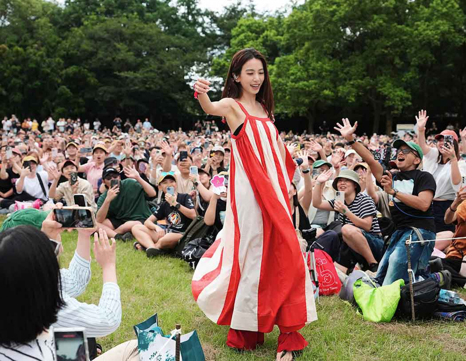 週六場田馥甄穿上一襲紅白相間的裙裝唯美現身,輕盈地踏上草地一邊吟唱,一邊與席地而坐的樂迷們打招呼,就像「巡田水」般近距離互動!