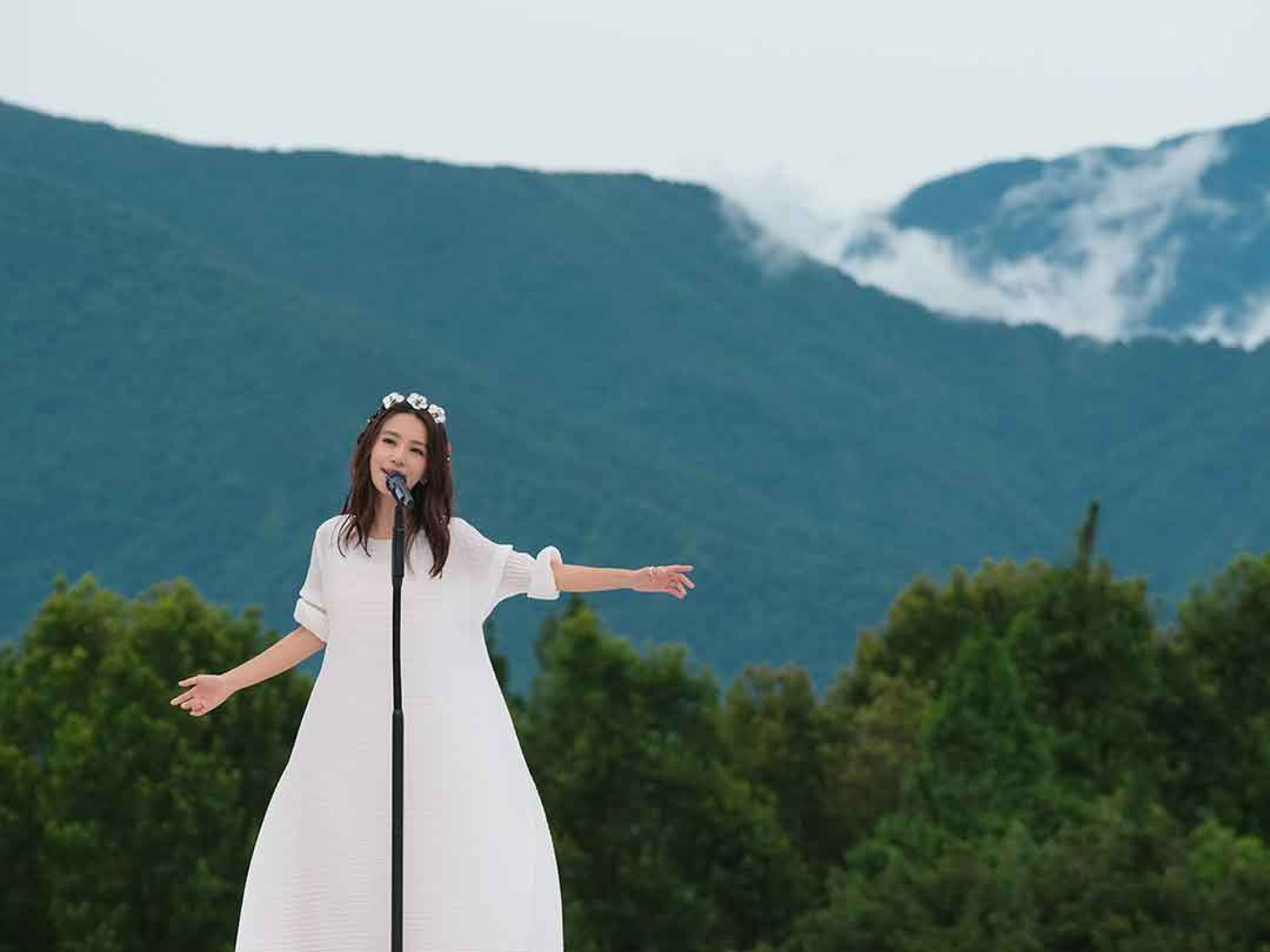 週日場田馥甄穿上一身靚白洋裝、戴上花朵頭飾,就像花花仙子般開心跳躍著,享受每一刻萬物給予的能量,再用歌聲傳遞給大家所感受到幸福!