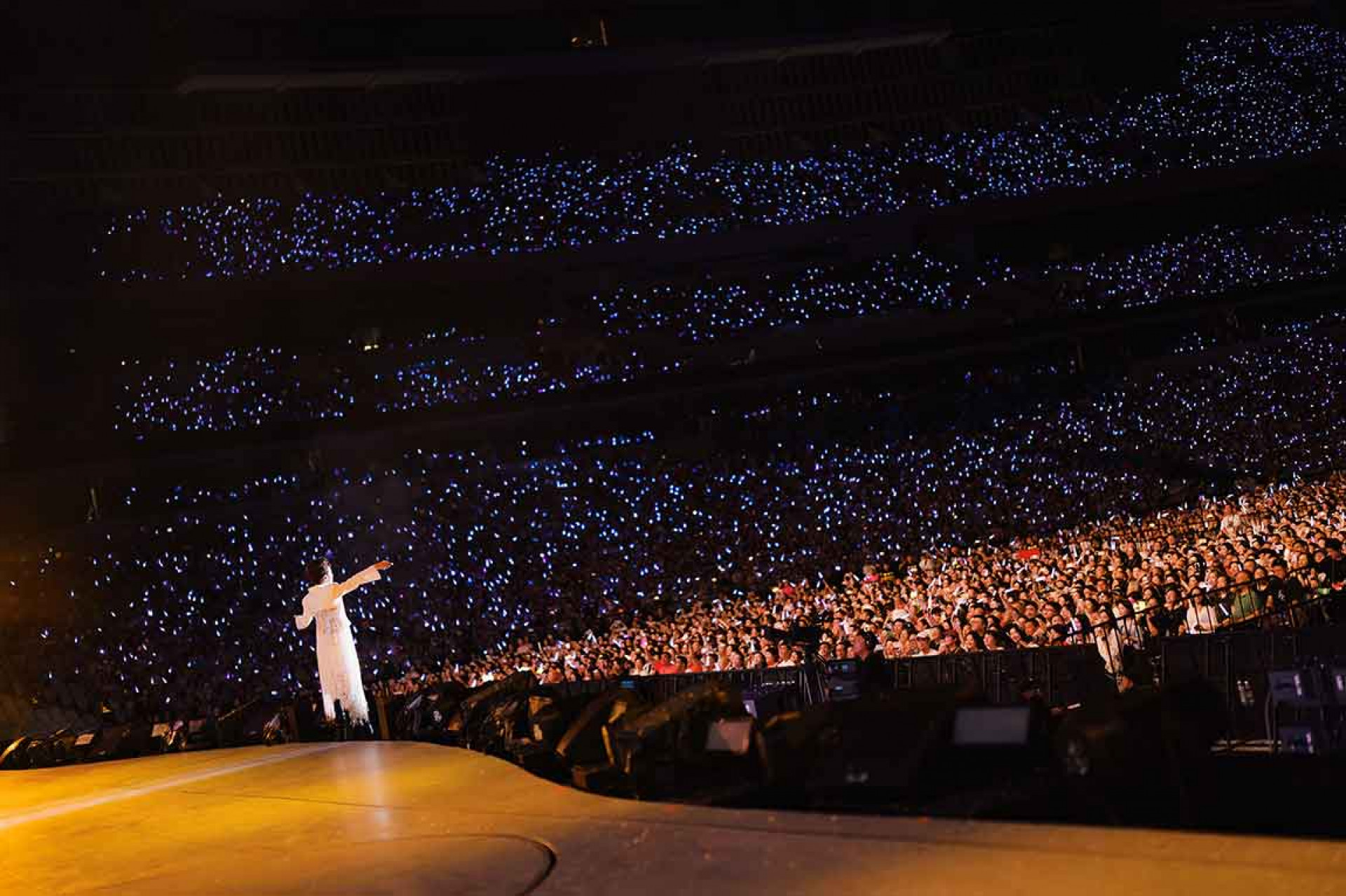 金曲萬人合唱 淚光中的「迴響」震撼人心