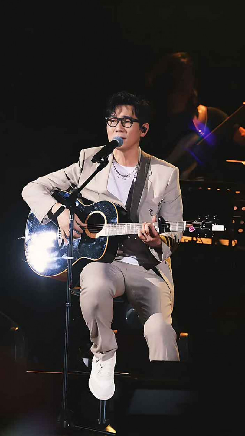品冠在演唱會上深情地彈唱歌曲。(照片提供:種子音樂)