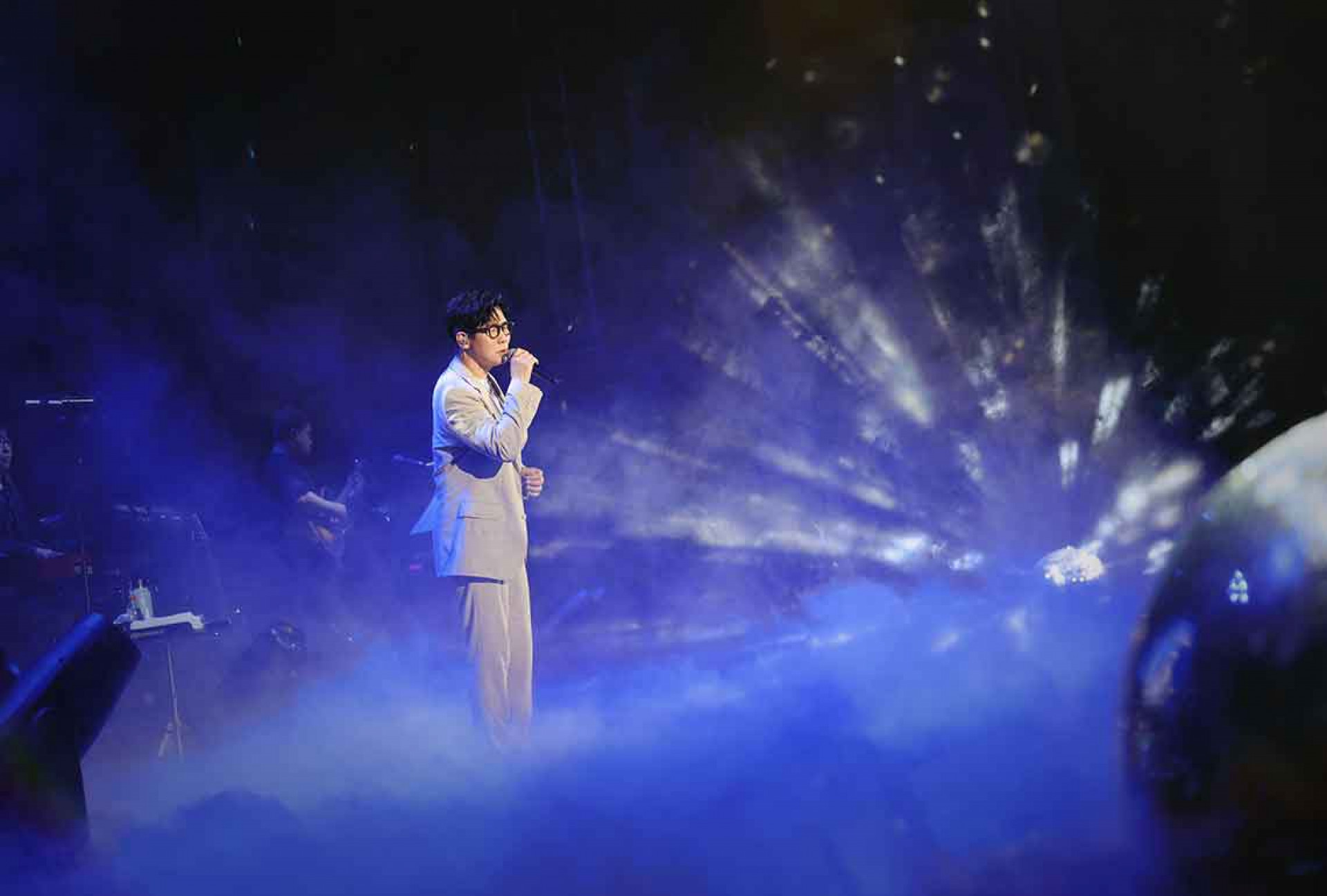 品冠在演唱會上深情演唱歌曲（照片提供：種子音樂）