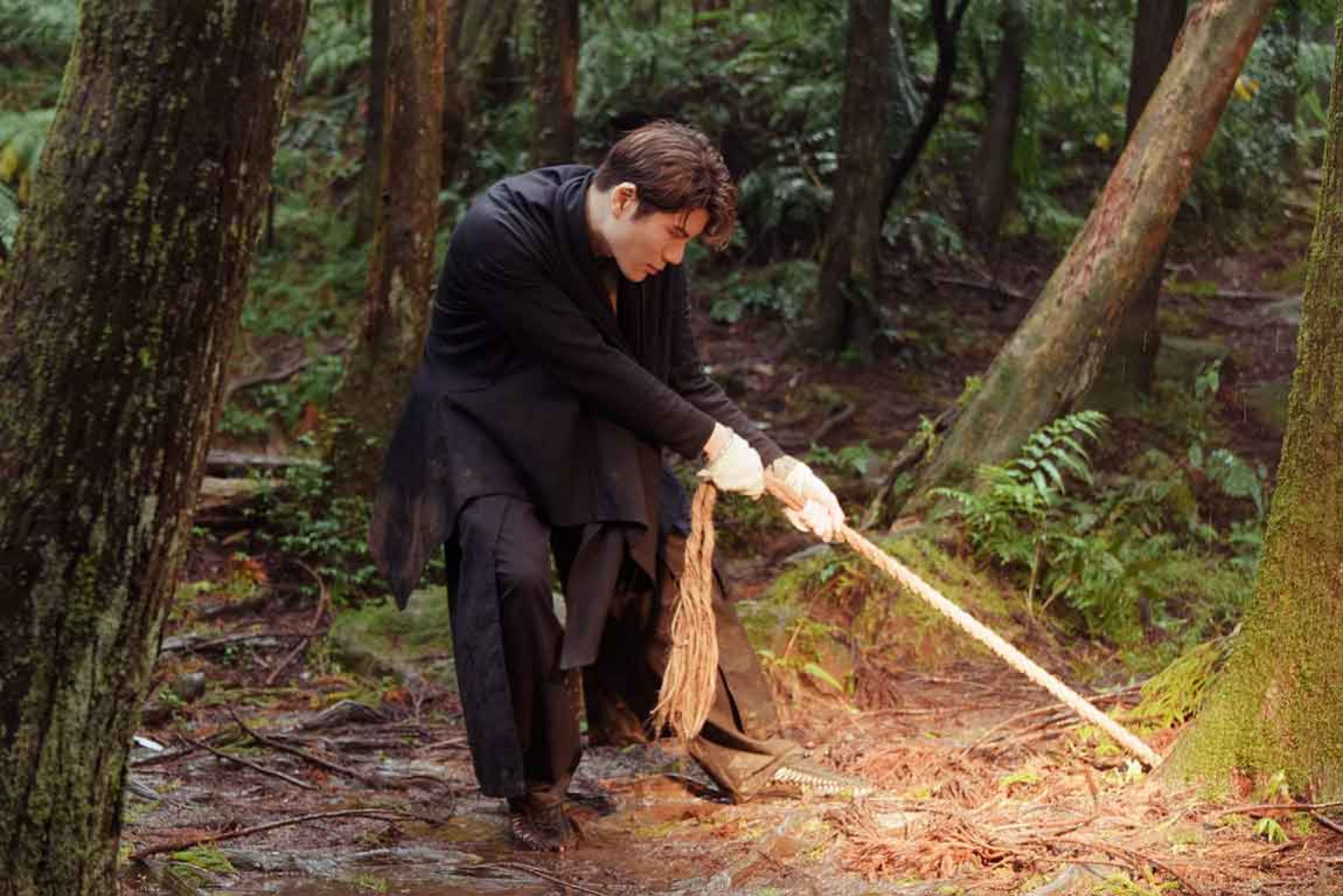 MV-走入台灣山林取景慘遇暴雨,反而吻合歌曲在困境中前行之信念