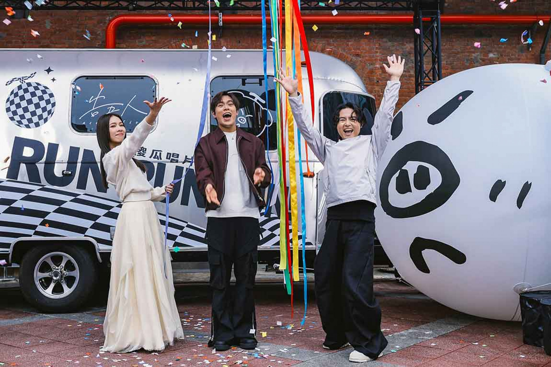 哲謙手滑拉開彩球,突如其來在高空灑落的彩帶與紙花,讓身旁的犬青及雲安又嚇又笑(相信音樂提供)