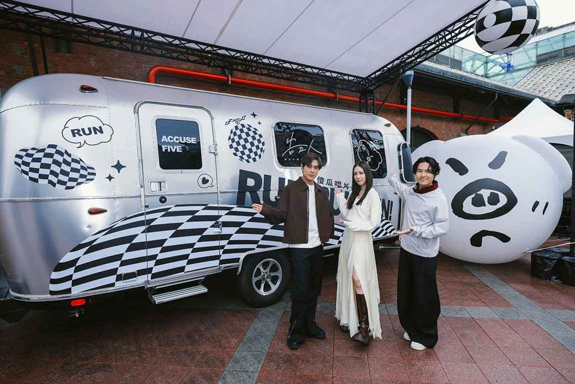 超人氣Z世代天團告五人全新第四張創作專輯《我們就像那些要命的傻瓜》推出不到一天,在數位串流平台及實體唱片預購排行締造六大冠軍寶座佳績(相信音樂提供)