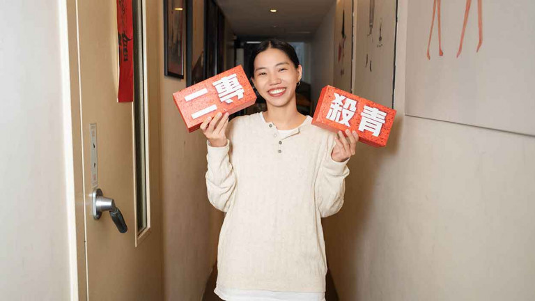 洪佩瑜宣告二專正式配唱殺青 笑言：「有一些歌真的難到很想拿磚塊砸頭。」