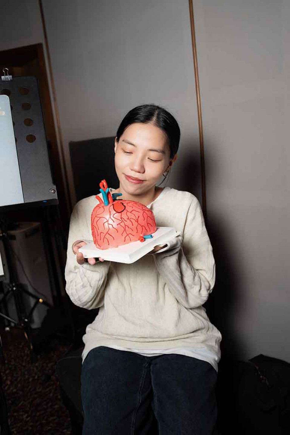 唱片公司獻上心臟造型蛋糕,預告洪佩瑜新專輯將用真心唱出扎心與舒心的歌曲,首首直擊人心!