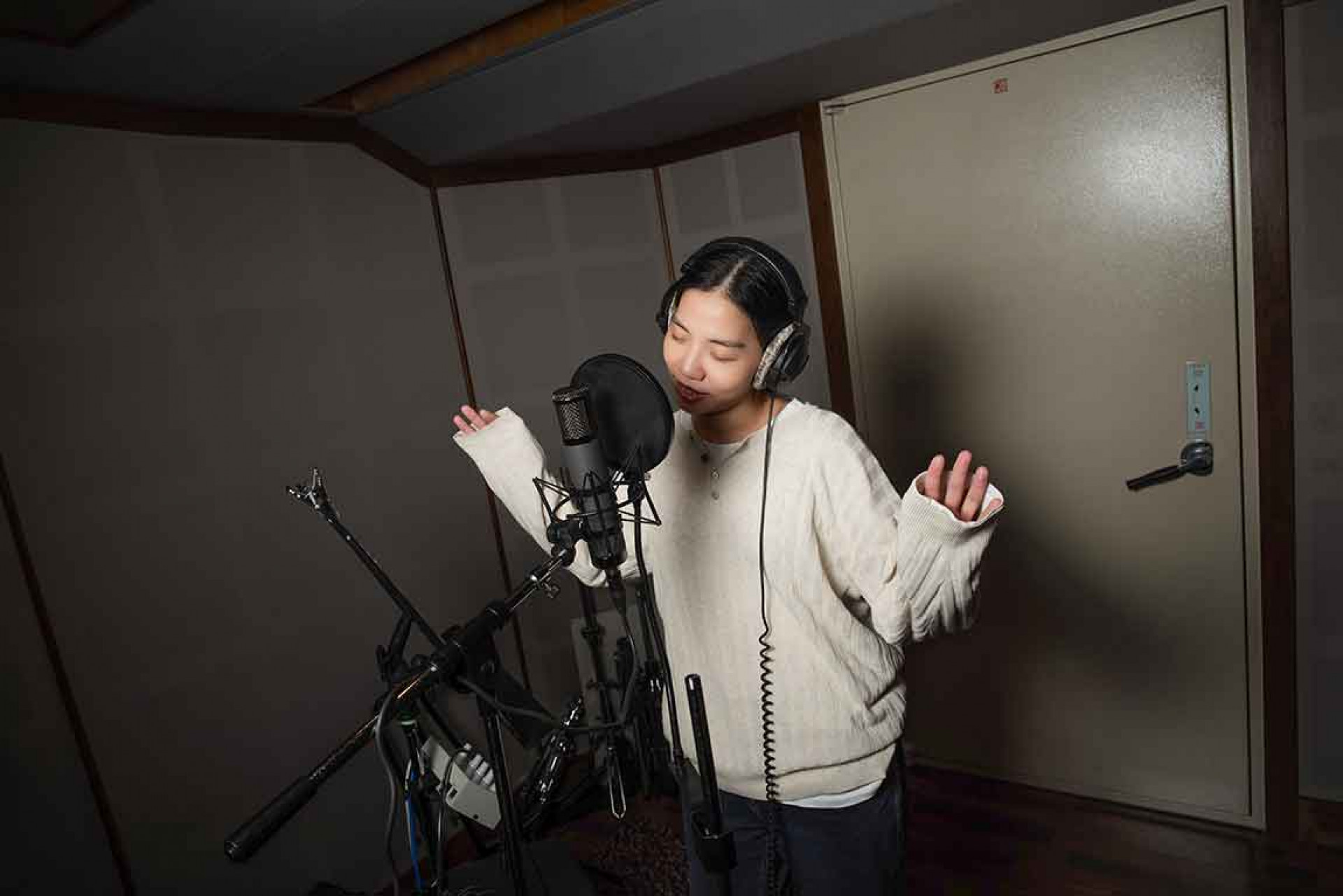 洪佩瑜也同時表示,做第二張專輯也是很好的訓練,雖然歌都不容易唱,但每次進錄音室,都好像進入另一個宇宙,與世隔絕。