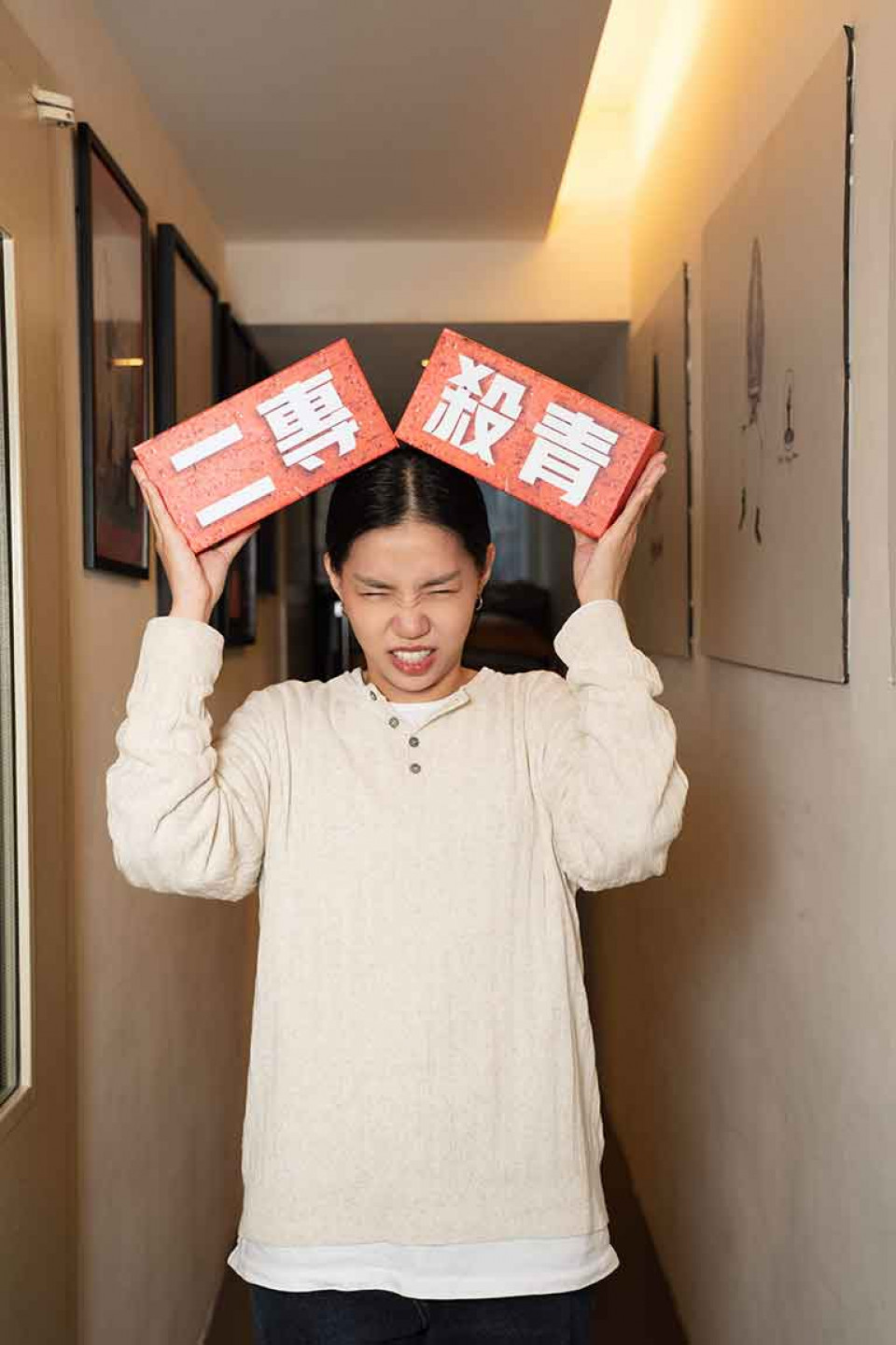 洪佩瑜拿磚塊道具慶祝二專殺青！她笑言：「有一些歌真的難到配唱時很想拿磚塊砸自己的頭。」
