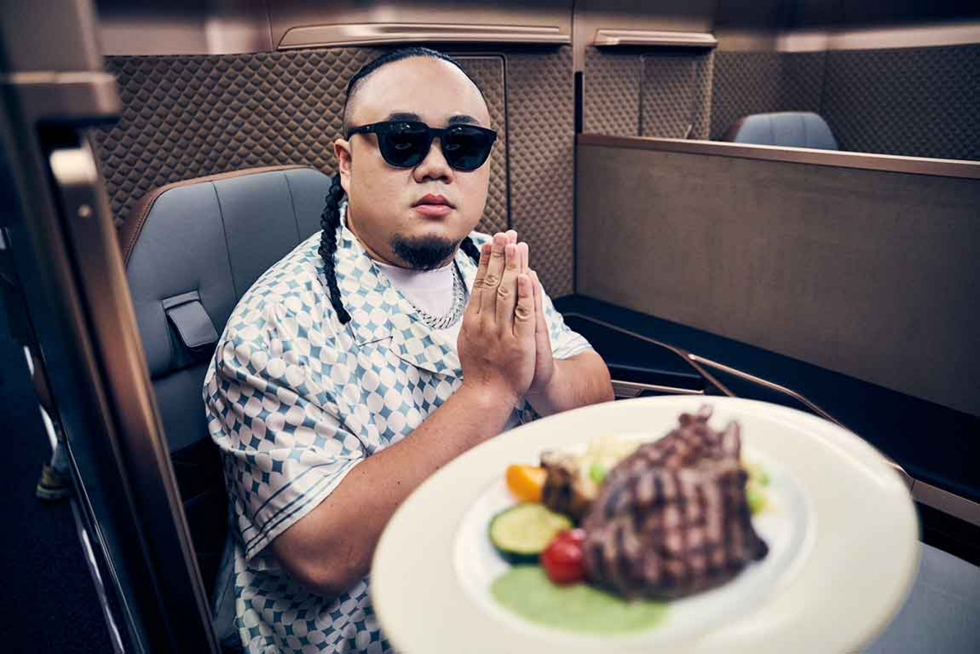 大淵爽當商務艙旅客，享受尊榮服務。