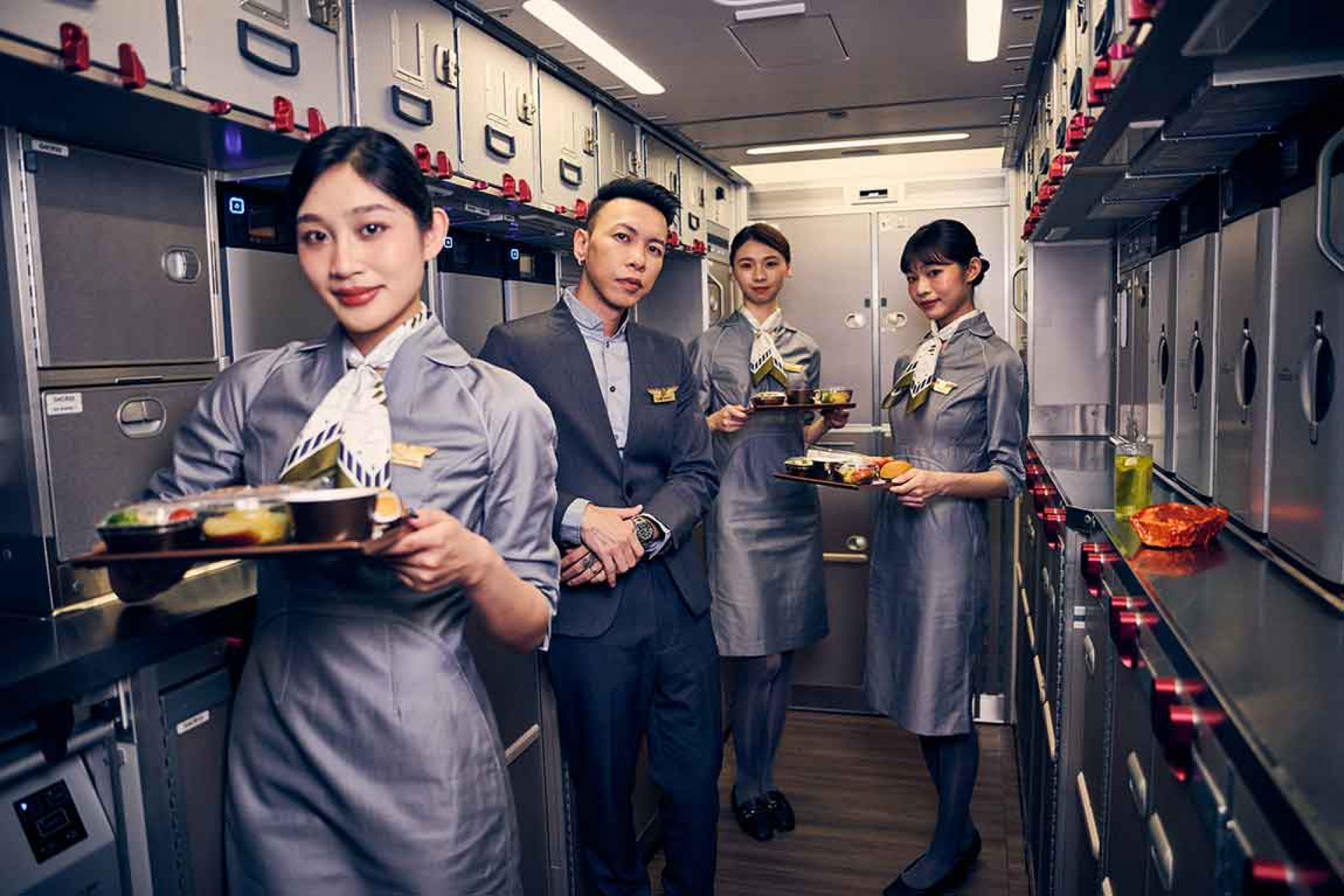 小春則扮成空服員；待菲律賓兩個禮拜「魔鬼訓練」體力跟不上 小春笑稱：體力不行了