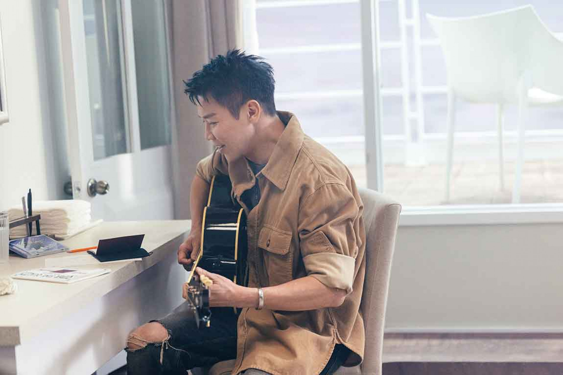 MV裡處處藏著彩蛋,像是陶喆巧妙現身彈著吉他