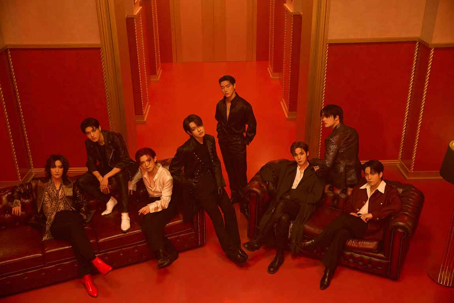 ATEEZ (左至右：星化；友榮、呂尚、弘中、傘、潤浩、旼琦、鍾浩