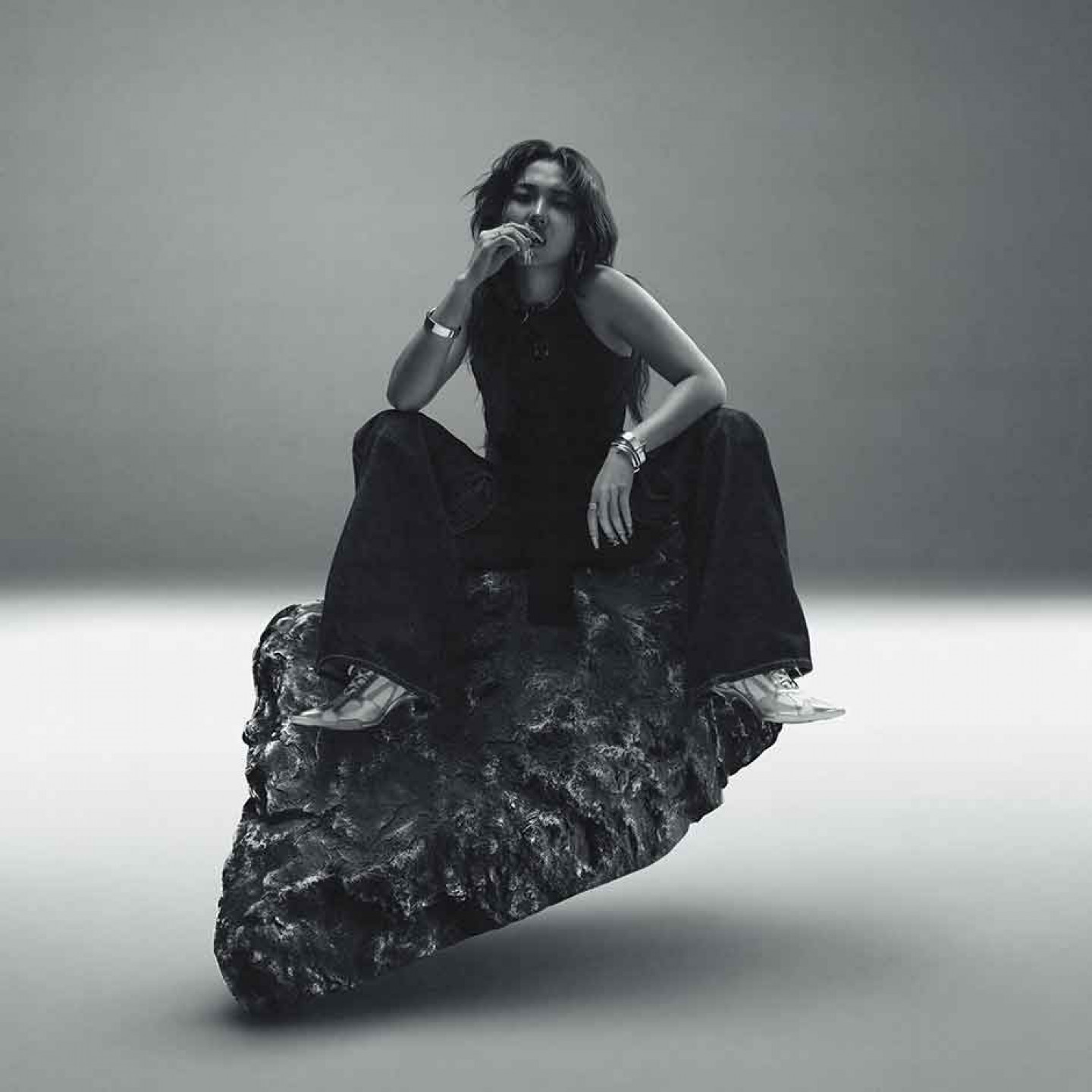 MILLI 推出個人第二張專輯《HEAVYWEIGHT》,用 13 首歌深度刻畫自我成長與人生故事。