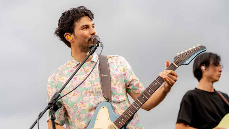 鳳小岳「月光．海音樂會」台東開唱 依山傍海超chill 觀眾們狂喊：「你好帥！」