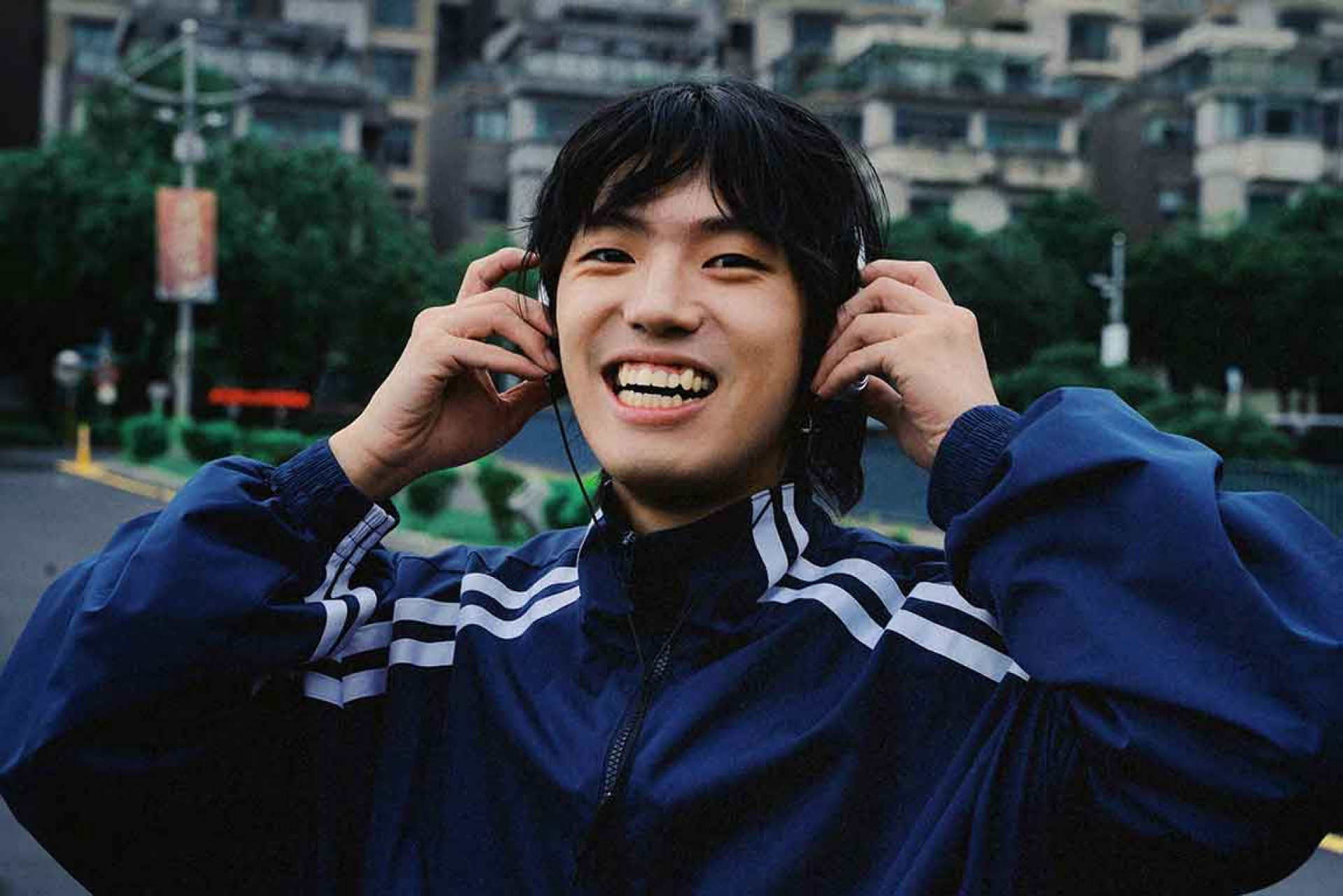 將 Z世代的矛盾心境,鎖進R&B旋律之中,用呢喃訴說愛的各種面容