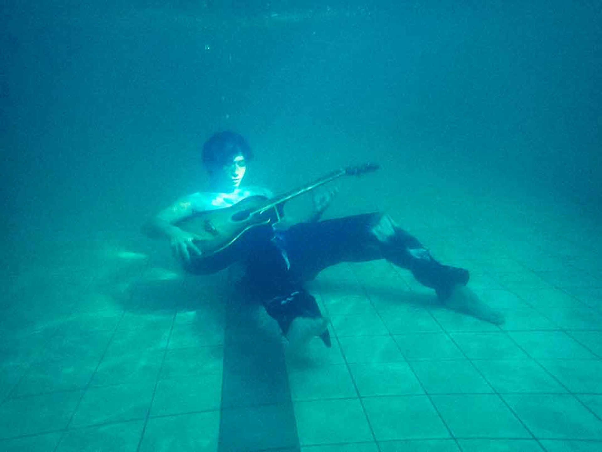 MV全程水中取景 自幼愛游泳的柏霖如魚得水 曾當游泳選手