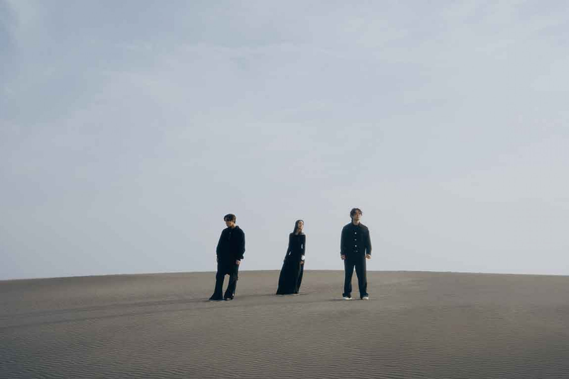 Z世代天團告五人拍〈黑夜狂奔〉MV大陣仗攻頂日本沙丘。(相信音樂提供)