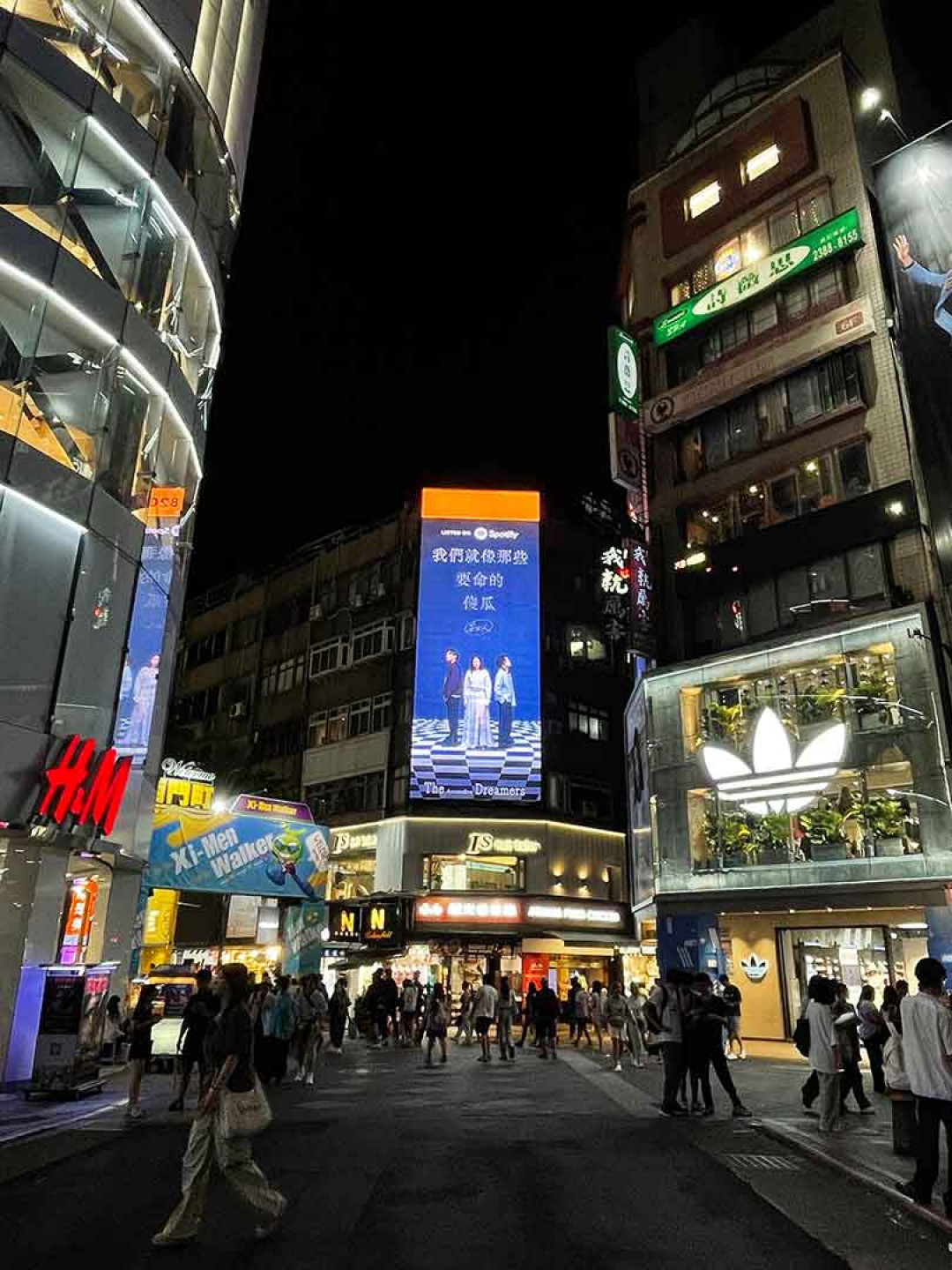 告五人霸氣佔領台北!《我們就像那些要命的傻瓜》霸屏西門千吋LED。(相信音樂提供)