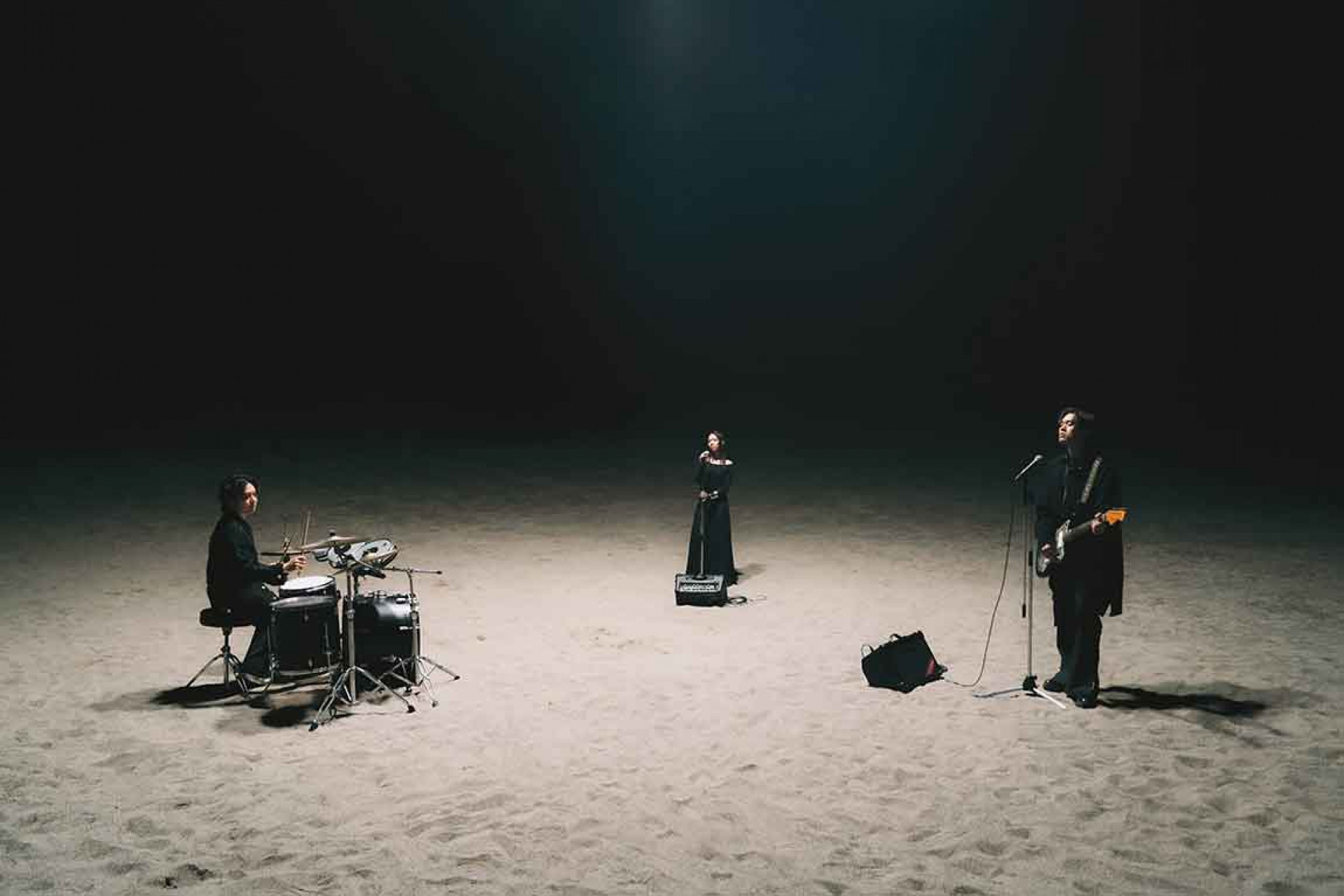 告五人〈黑夜狂奔〉MV實景打造魔幻寫實舞台。（相信音樂提供）