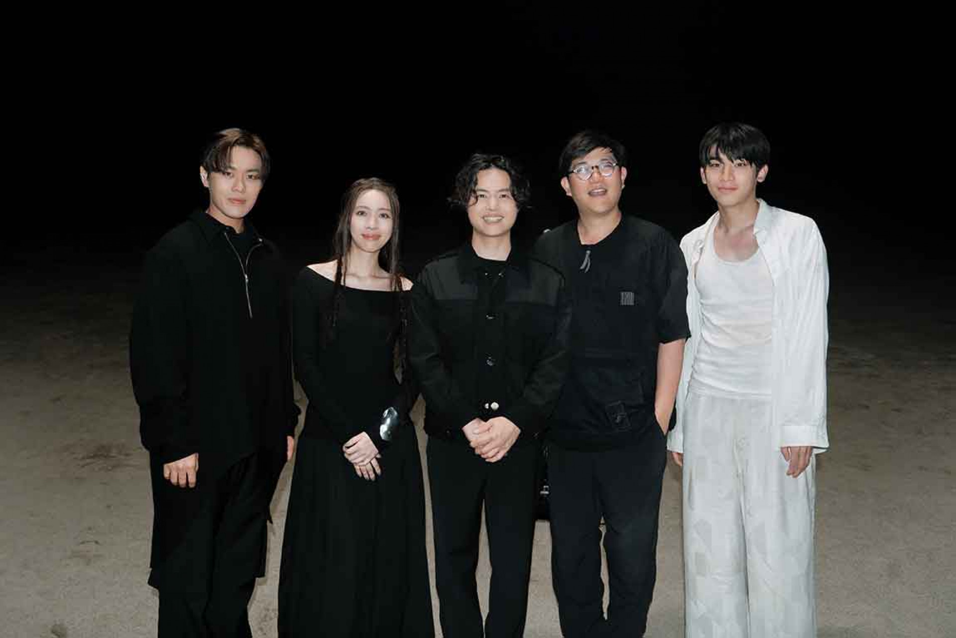 告五人〈黑夜狂奔〉MV邀請日本導演林響太朗（右二）執導、演員磯野駿英瑠（右一）出演。（相信音樂提供）