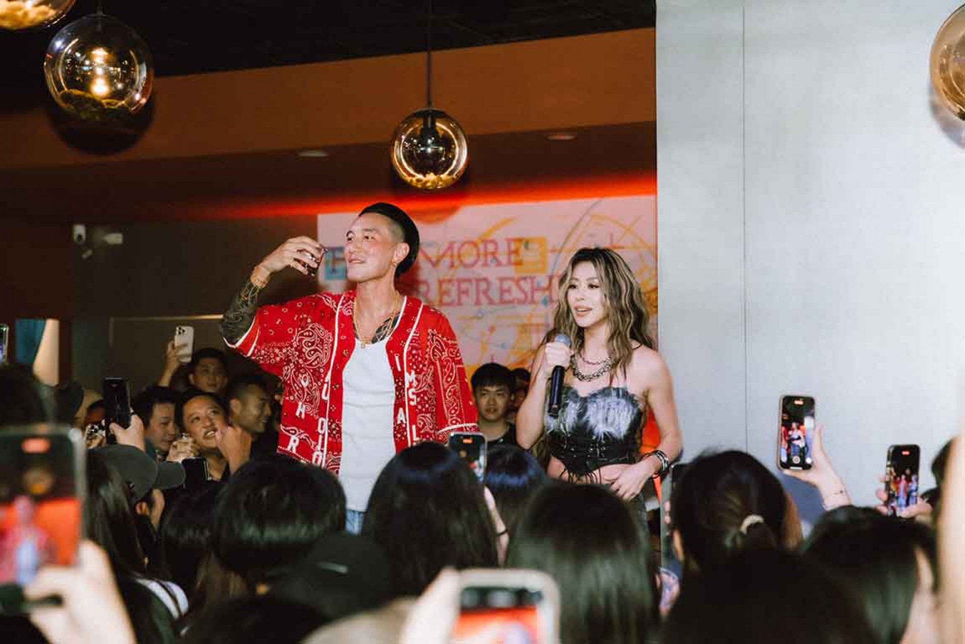 老公王陽明愛相隨聆聽、吸引大批樂迷前來朝聖