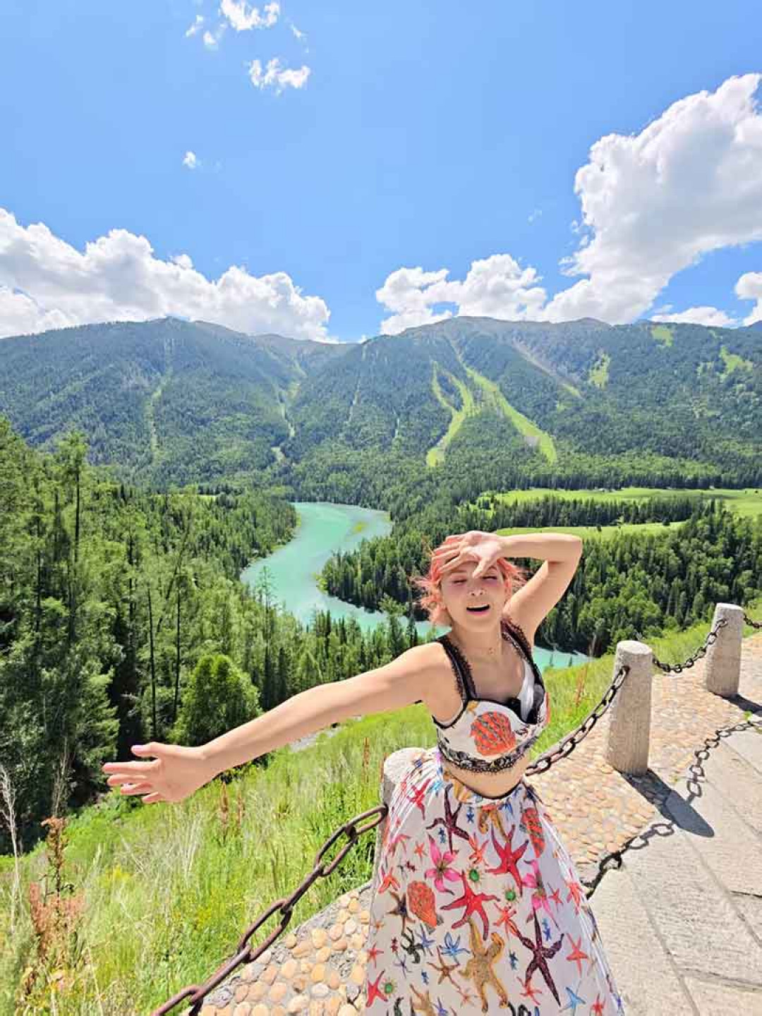 DJ圓圓宛如時間管理大師，每天在不同城市清醒，趁空擋一飽新疆美景