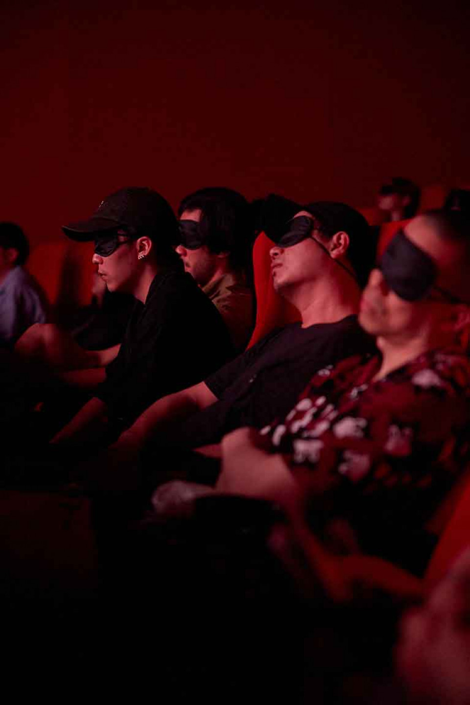 試聽會邀請來賓戴上眼罩感受音樂,參與「數位排毒」神奇療程。