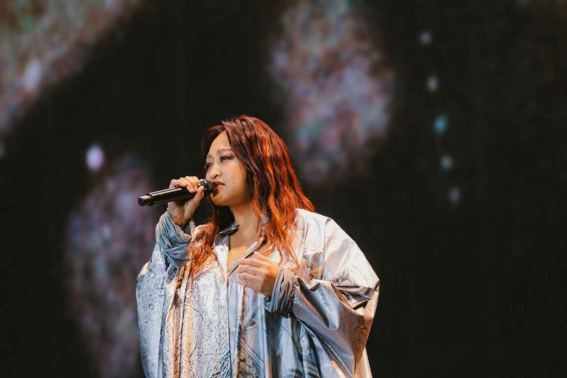 家家日前受邀擔任五月天《回到那一天》25週年巡迴演唱會開場嘉賓，在台北大巨蛋萬人面前大展舞台魅力。（相信音樂提供）